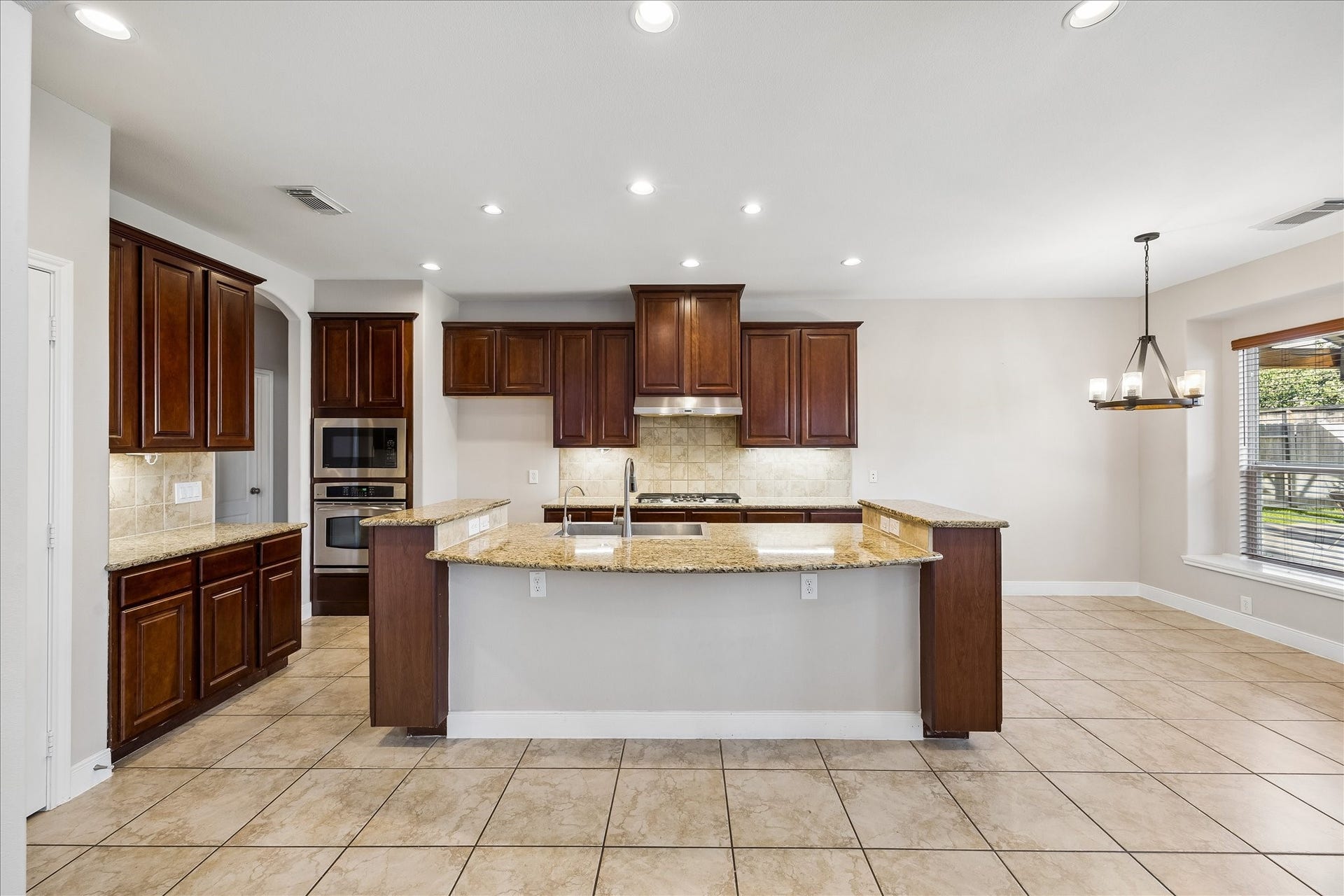 2902 Grand Mesa Pass, Missouri City, TX 77459 This kitchen is ready for the everyday rush and the fun stuff too. An oversized island offers bar seating and extra prep space, while abundant cabinetry, a large pantry, updated appliances and an under-sink water filter help keep daily life running smoothly.
