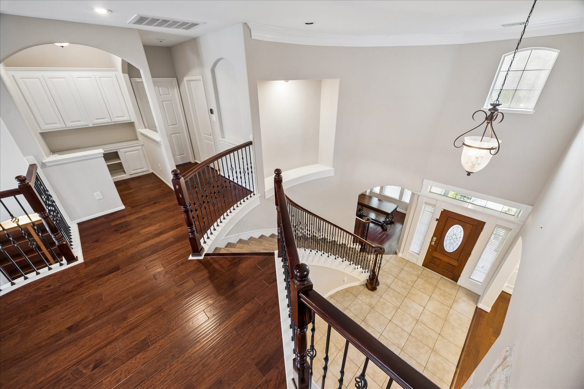 2902 Grand Mesa Pass, Missouri City, TX 77459 The 2nd floor opens with a spacious landing and views of the entry and family room below, plus a built-in study, game room, 3 bedrooms and 2 full bathrooms. This setup keeps the upstairs feeling open while giving everyone room to spread out.