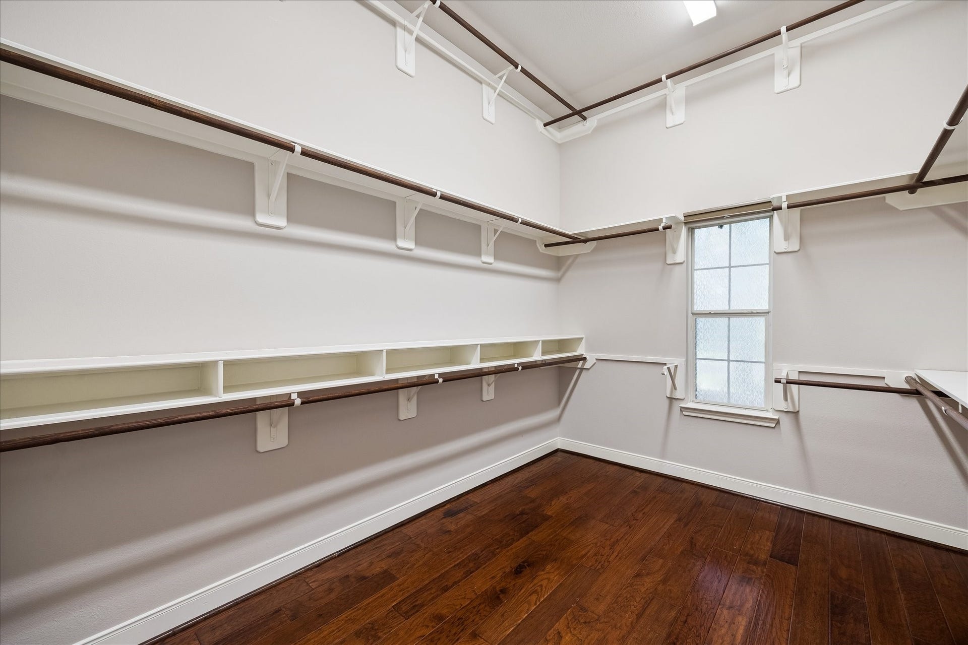 2902 Grand Mesa Pass, Missouri City, TX 77459 Shop until you drop! This massive walk-in closet is ready for a Hollywood sized wardrobe, with extensive hanging space plus plenty of shelving for shoes, bags and accessories.
