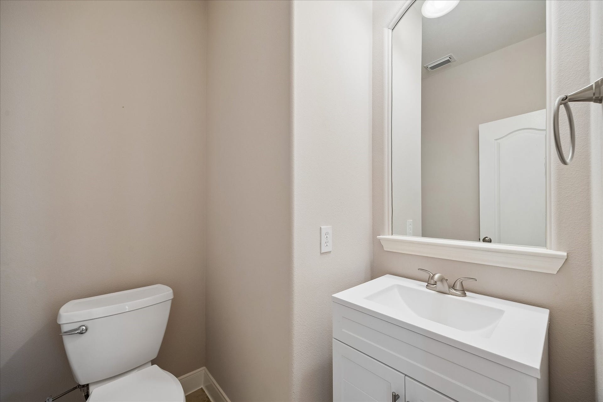 2902 Grand Mesa Pass, Missouri City, TX 77459 A convenient powder bath downstairs keeps things easy for guests and everyday living, with a fresh, clean look that fits right into the homes polished feel.