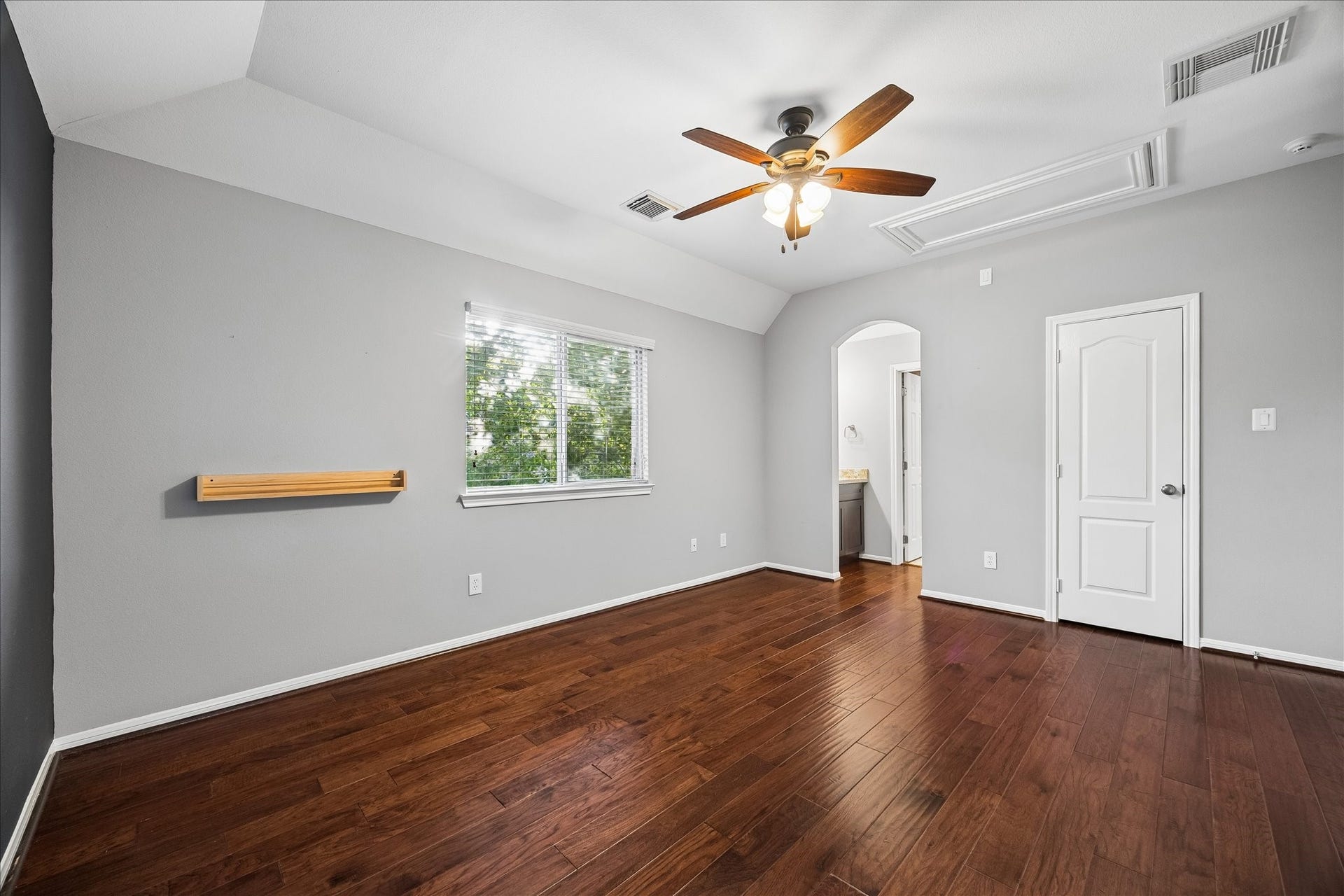 2902 Grand Mesa Pass, Missouri City, TX 77459 This guest bedroom is ready for someone to make it their own, with fresh paint, beautifully refinished wood flooring, a cooling ceiling fan and a large closet, while ensuite access to the Hollywood bath adds everyday convenience.