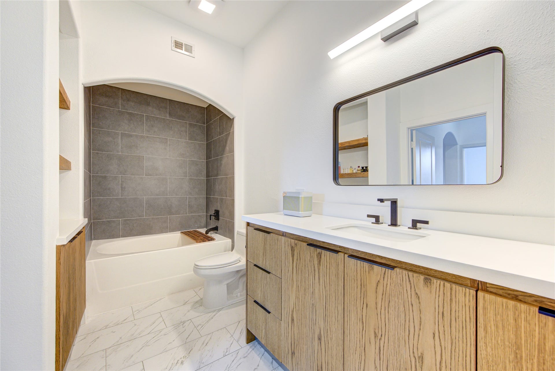1901 Post Oak Boulevard, #3105, Houston, TX 77056 Bathroom shower and tub