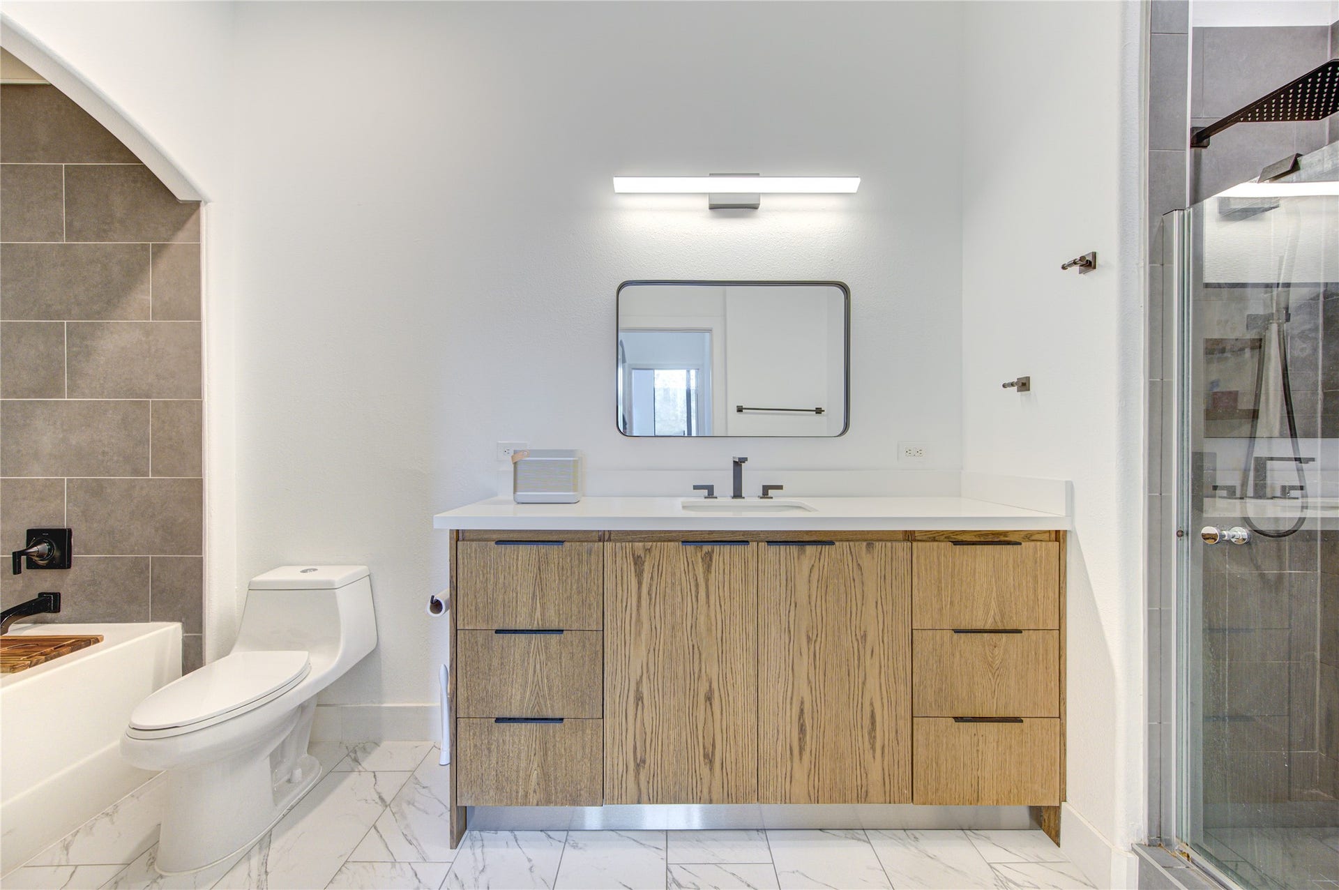 1901 Post Oak Boulevard, #3105, Houston, TX 77056 Bathroom shower and tub