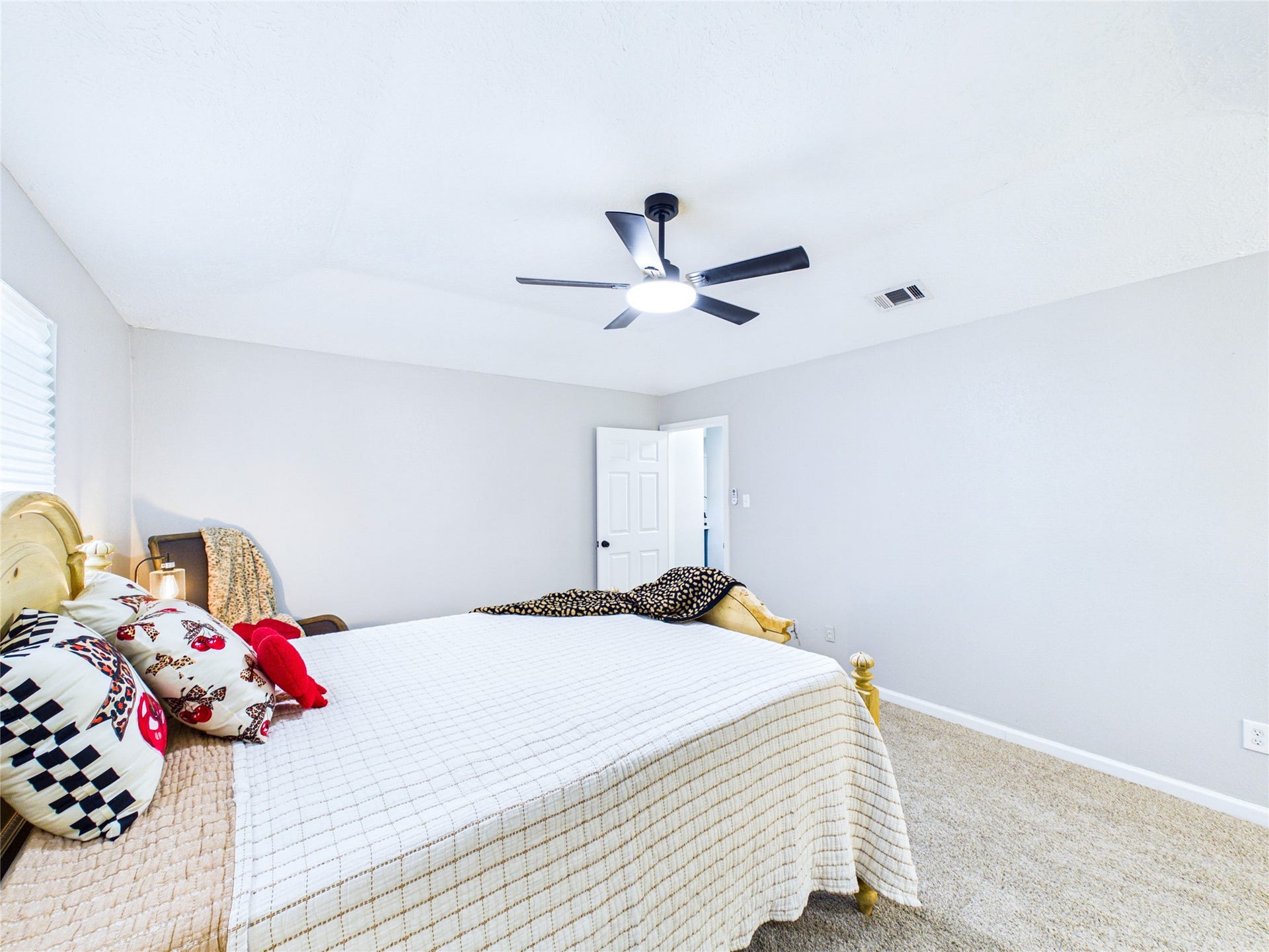 6209 Brookdale Drive, League City, TX 77573 Primary Bedroom.