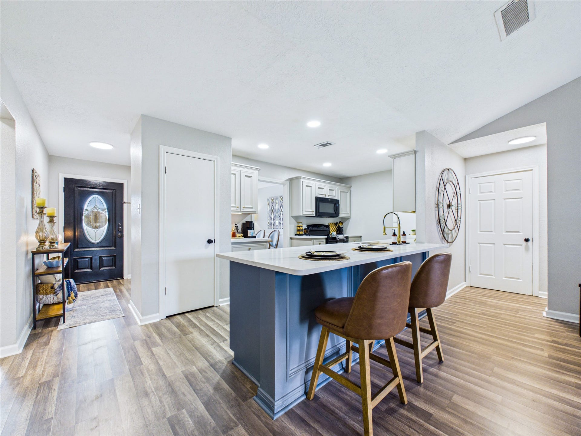 6209 Brookdale Drive, League City, TX 77573 Charming open-concept kitchen with a sleek breakfast island, modern appliances.