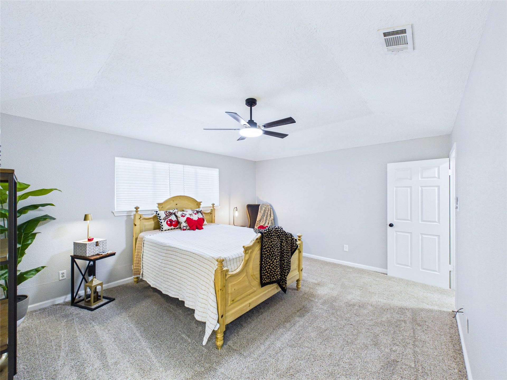 6209 Brookdale Drive, League City, TX 77573 Another view of the Primary Bedroom showing all the room and light it has.