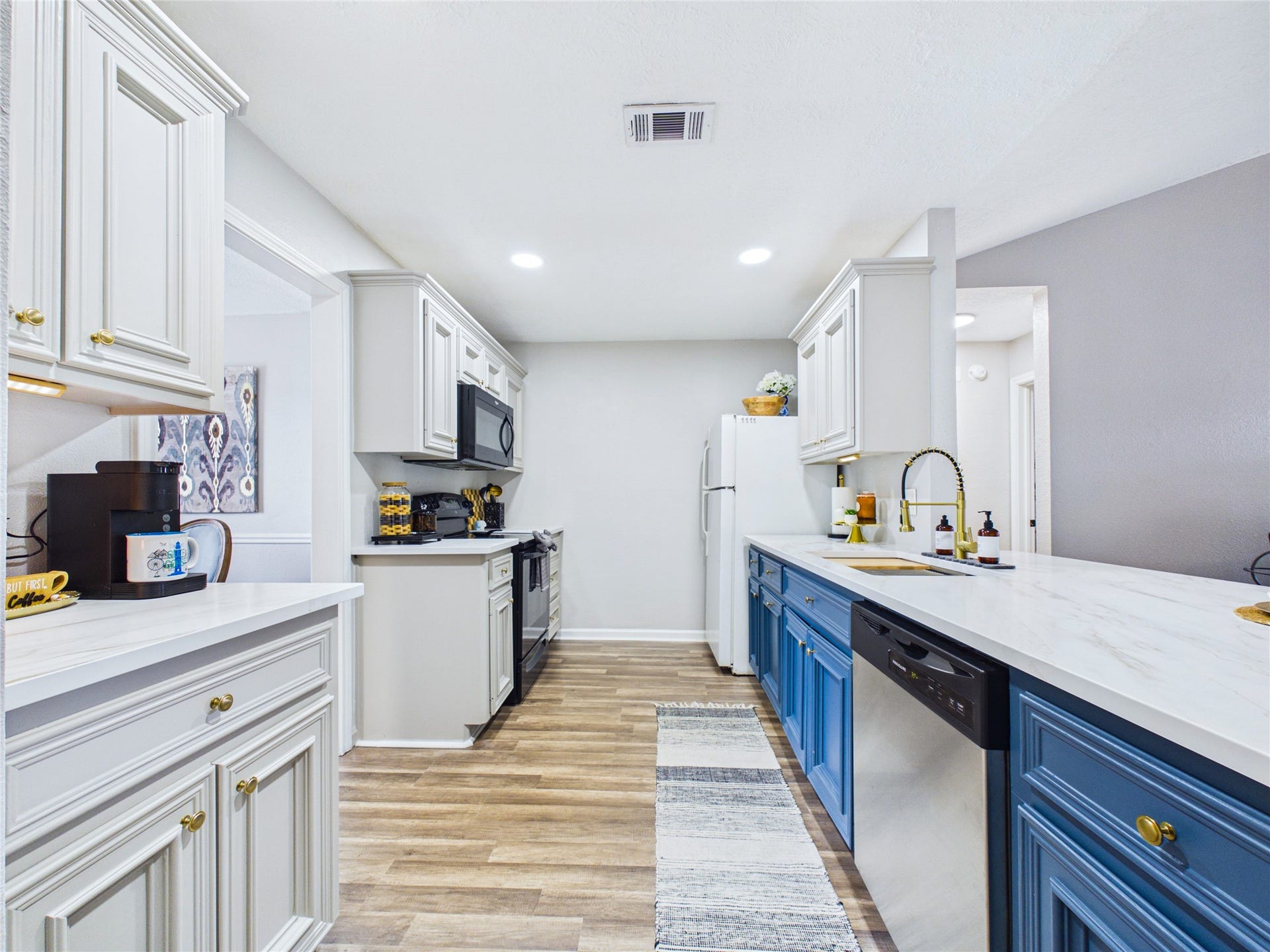 6209 Brookdale Drive, League City, TX 77573 Bright and inviting kitchen with modern cabinetry including brand new door handles and cabinet pulls.