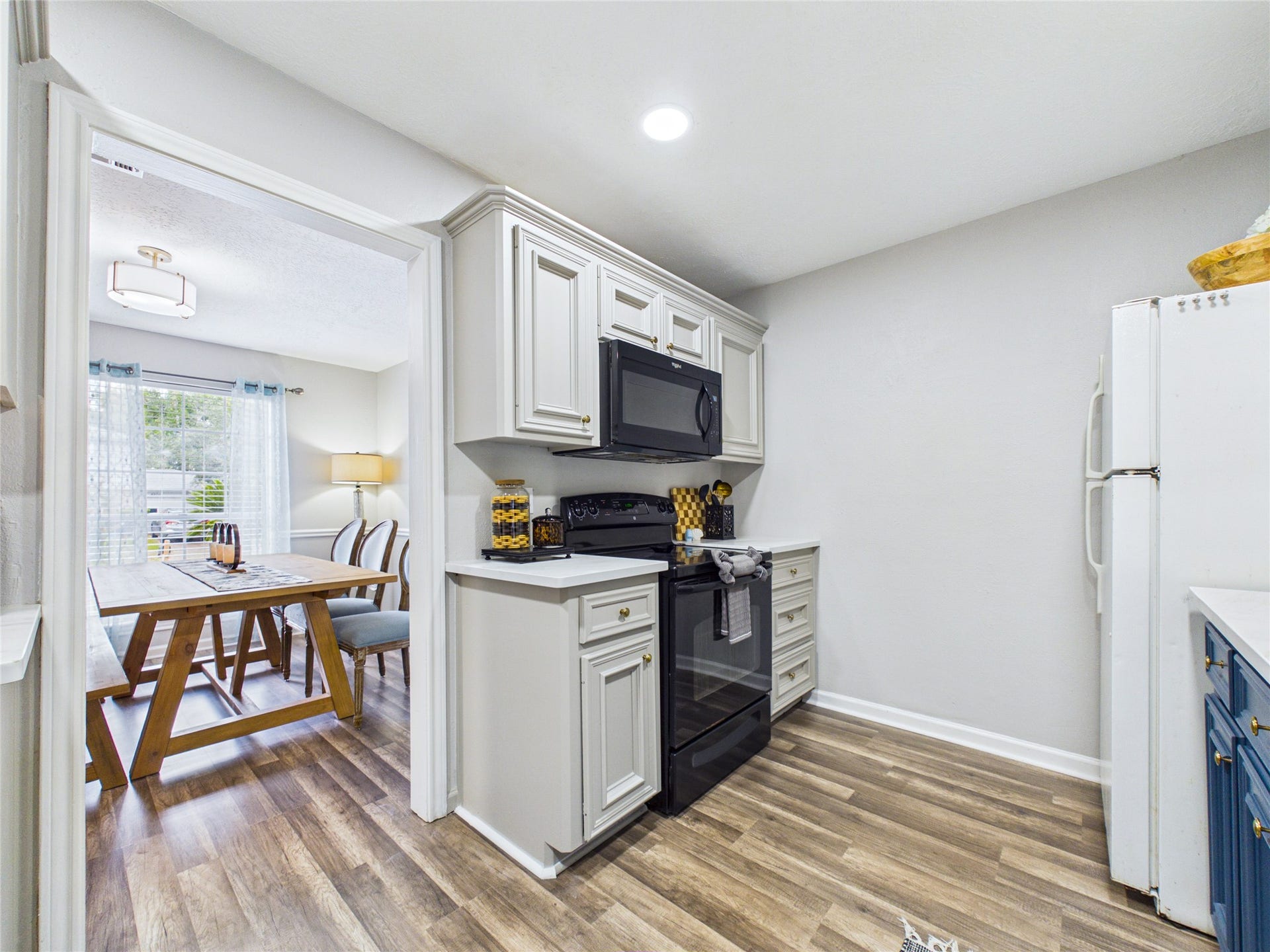 6209 Brookdale Drive, League City, TX 77573 The kitchen flows directly into the dining room for easy passage.