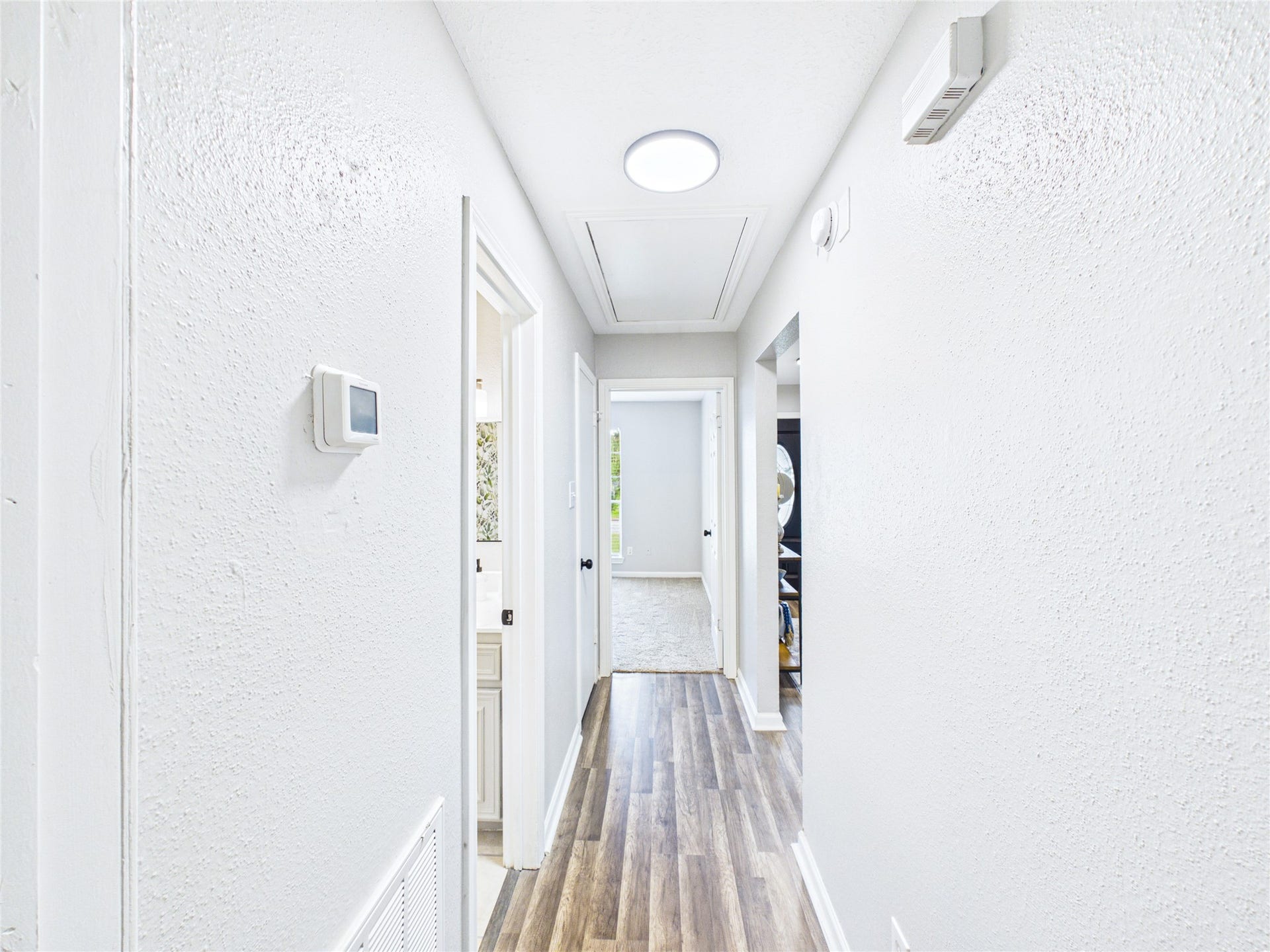 6209 Brookdale Drive, League City, TX 77573 Hallway between both guest bedrooms with the guest bathroom in between the bedrooms.