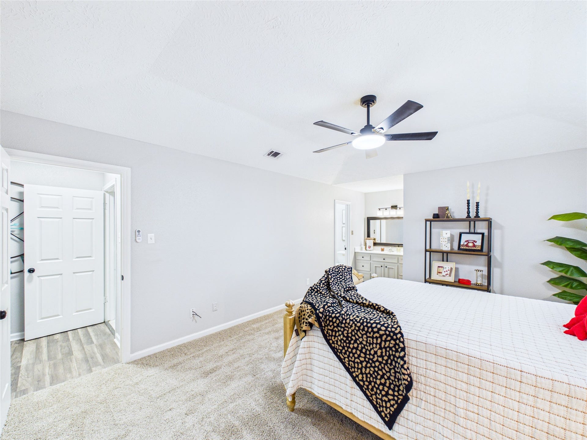6209 Brookdale Drive, League City, TX 77573 Primary Bedroom.