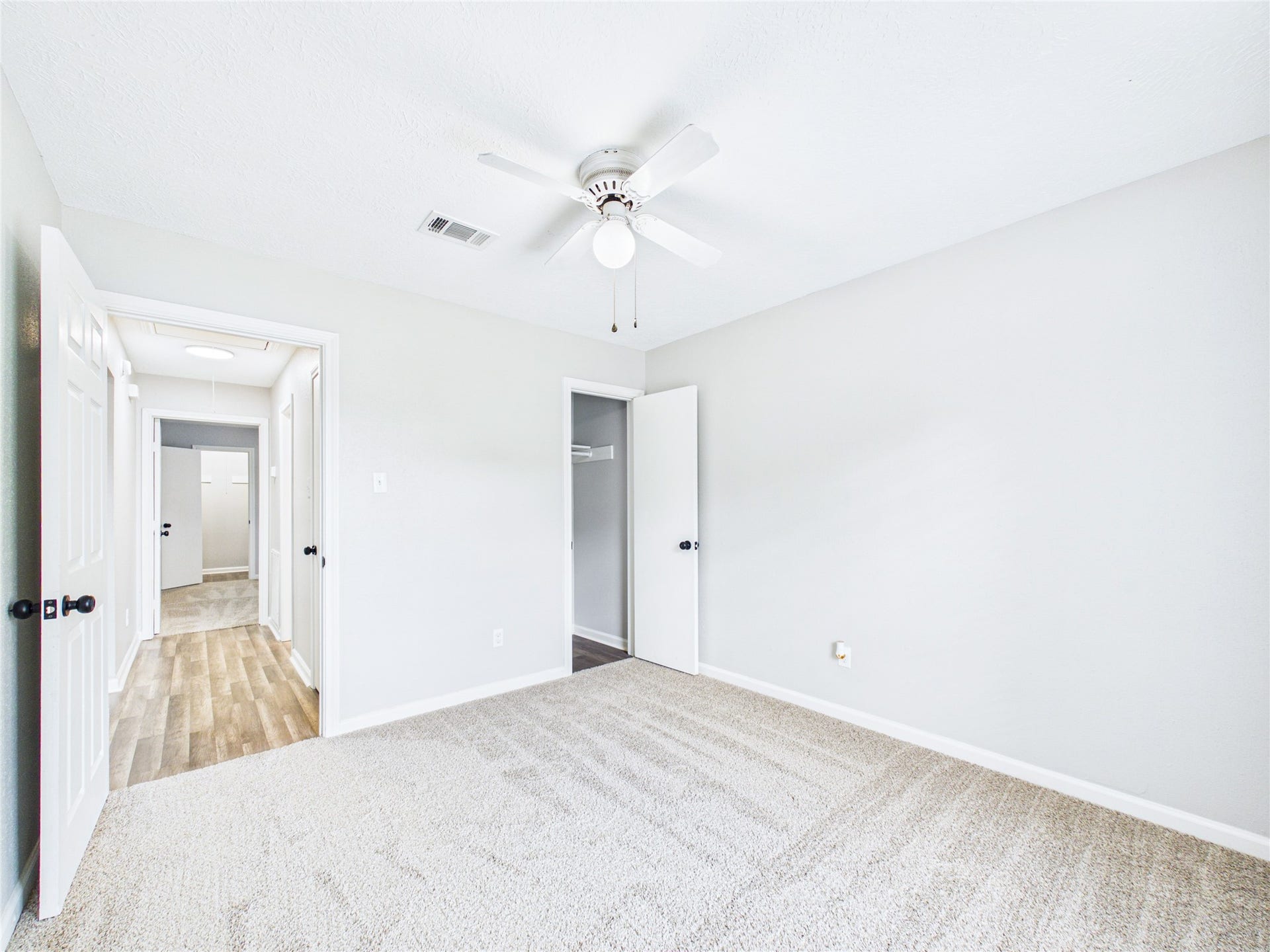 6209 Brookdale Drive, League City, TX 77573 Guest Bedroom #1 with brand new carpet.