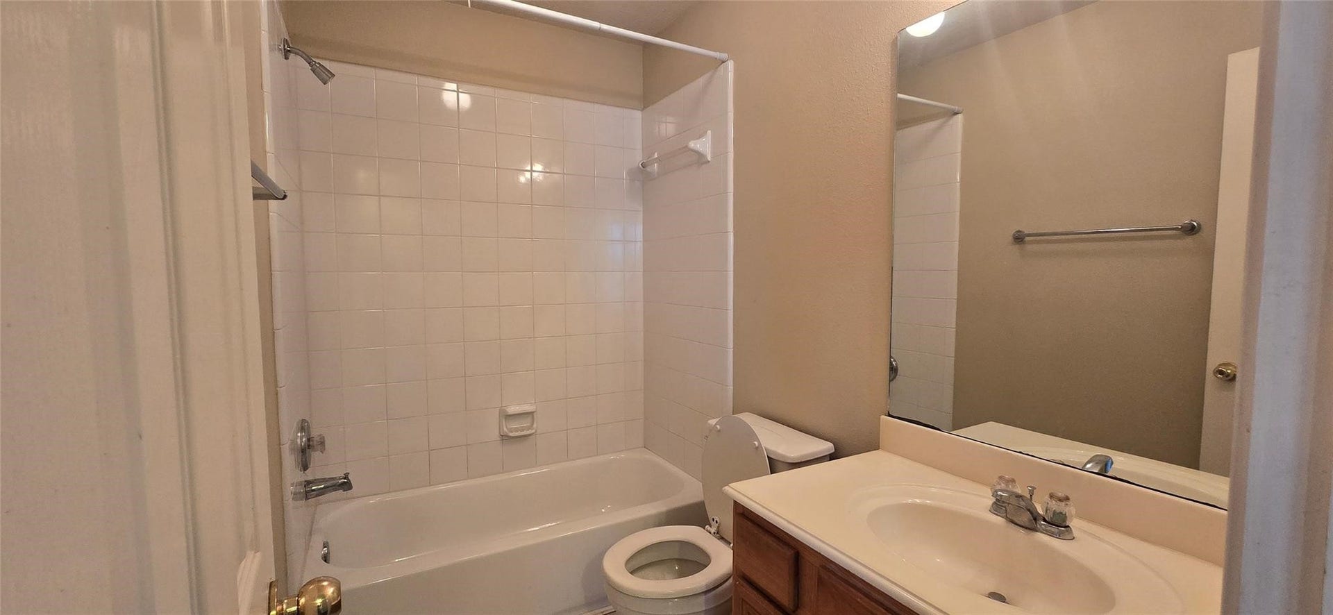 7929 Comal Street, Houston, TX 77051 Full secondary bath upstairs.