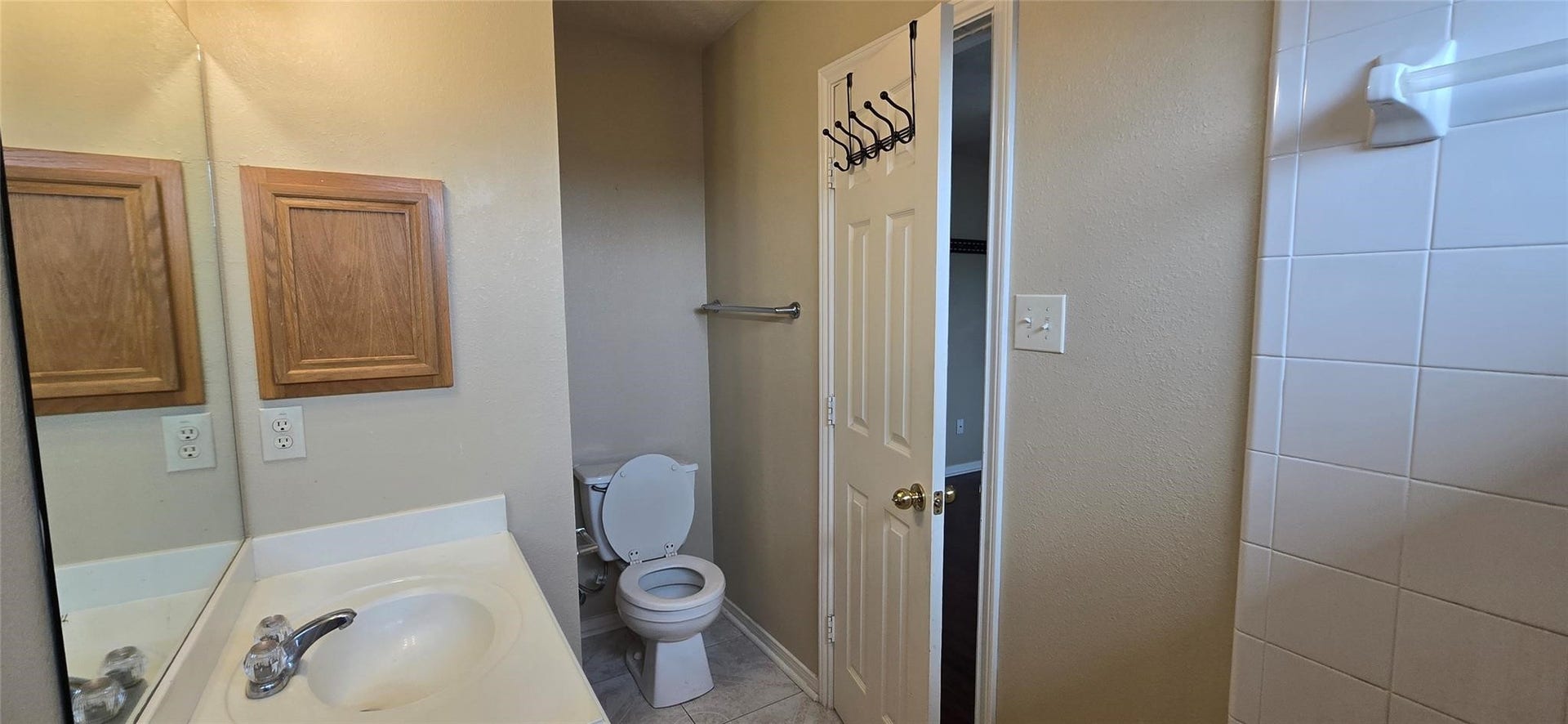7929 Comal Street, Houston, TX 77051 Primary Restroom has combo tub/shower.