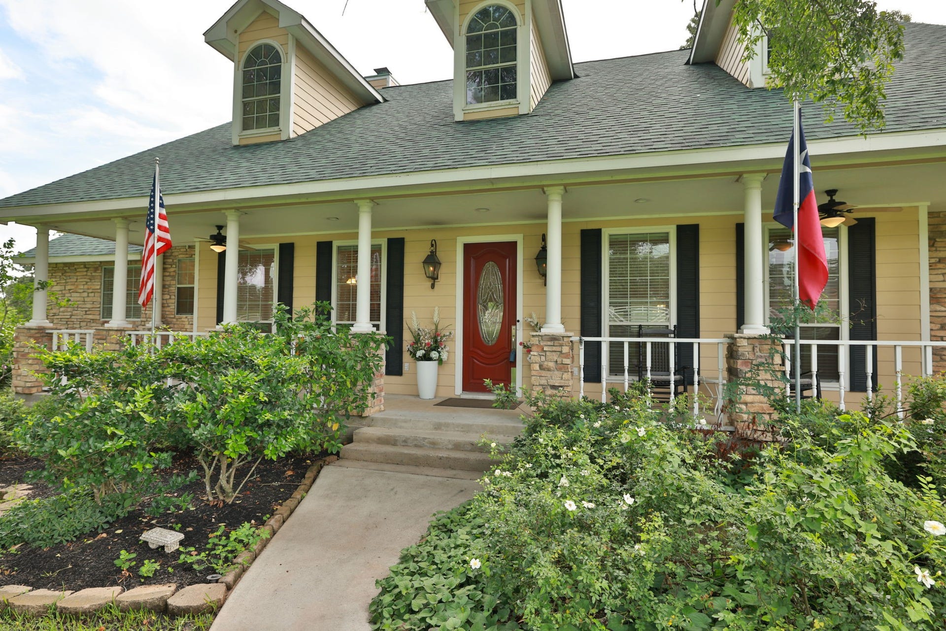 34310 High Point Drive, Magnolia, TX 77355 Discover your dream home at 34310 High Pointan inviting haven perfect for you and your guests.