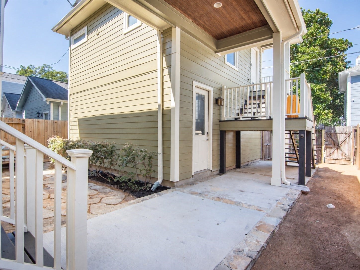 837 E 27th Street, Houston, TX 77009 Pathway leading to the upstairs garage apartment!