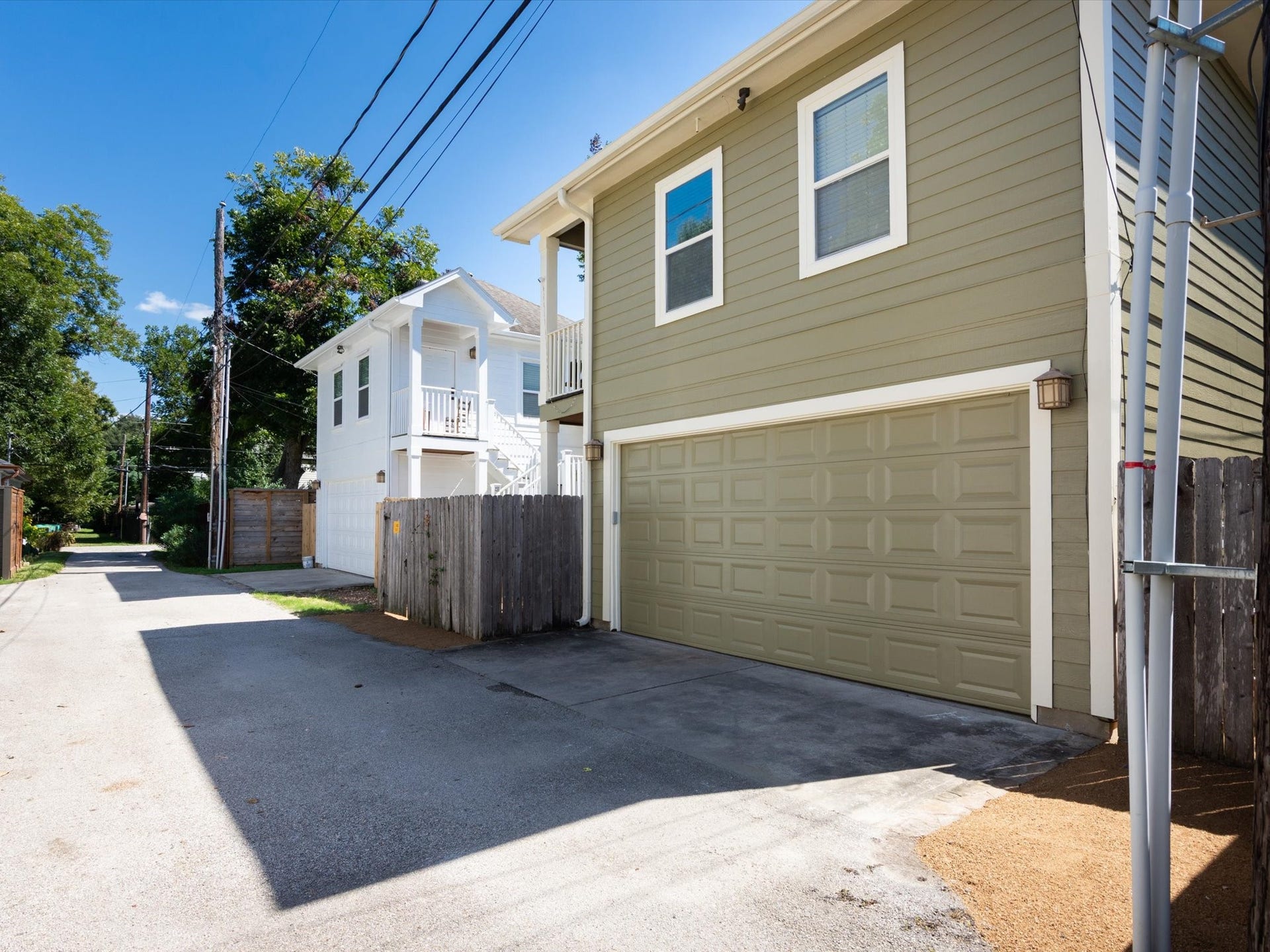837 E 27th Street, Houston, TX 77009 Discover the perfect blend of functionality and versatility with this property featuring a spacious two-car garage topped by a full garage apartment, ideal for guests or additional rental income.