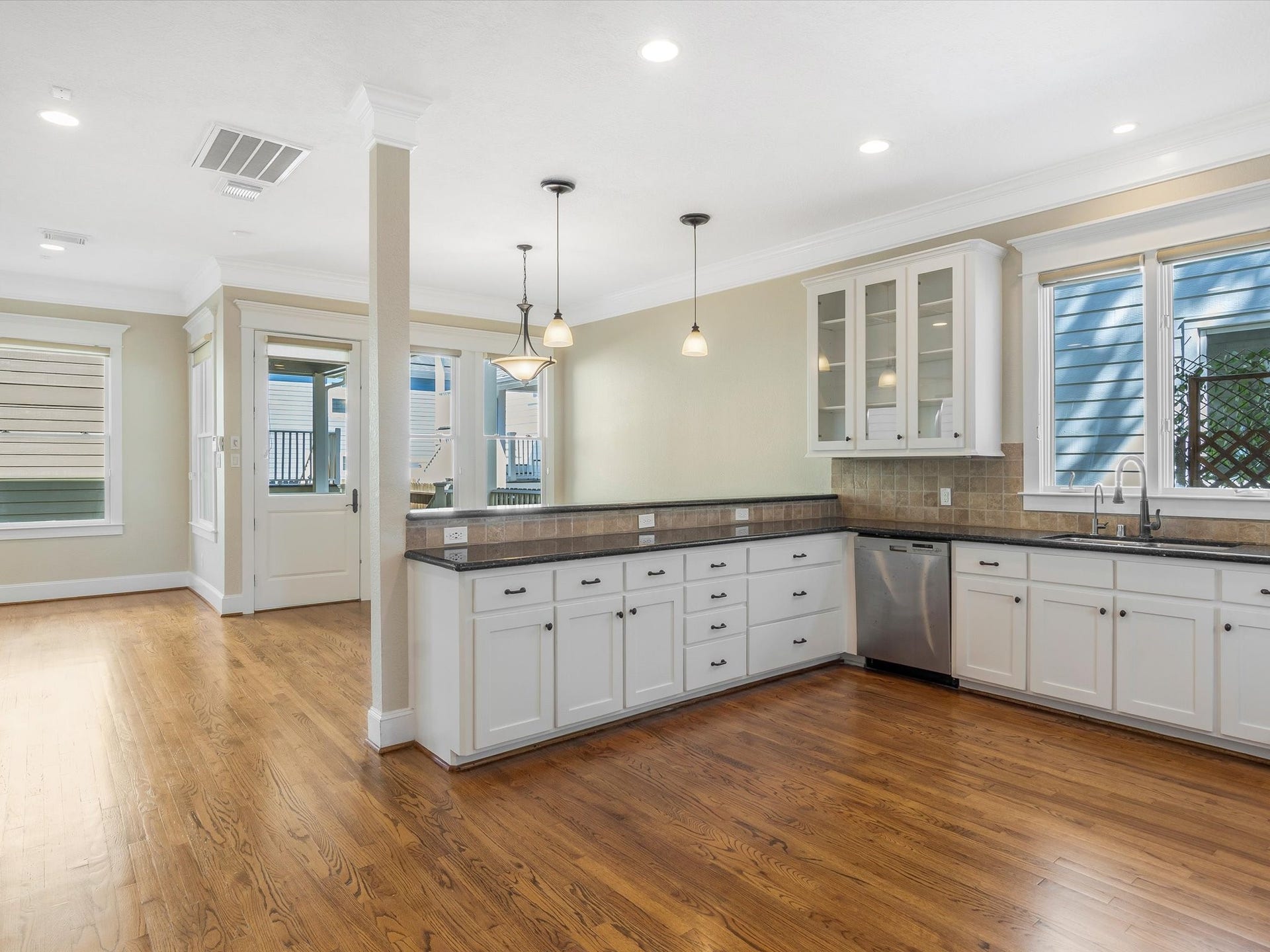837 E 27th Street, Houston, TX 77009 Kitchen opens to the breakfast nook and living room!