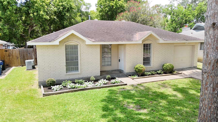 Property photo for 110 Stratmore Drive, Friendswood, TX