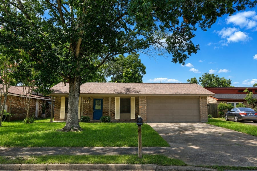 Property photo for 608 N Plantation Drive, Angleton, TX