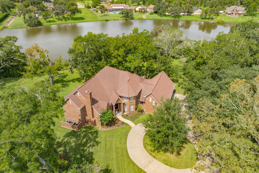 Property photo for 113 Rosewood Street, Lake Jackson, TX