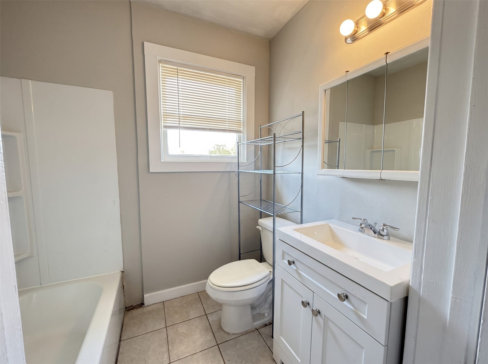 5028 Stimson Street, Houston, TX 77023 Bath