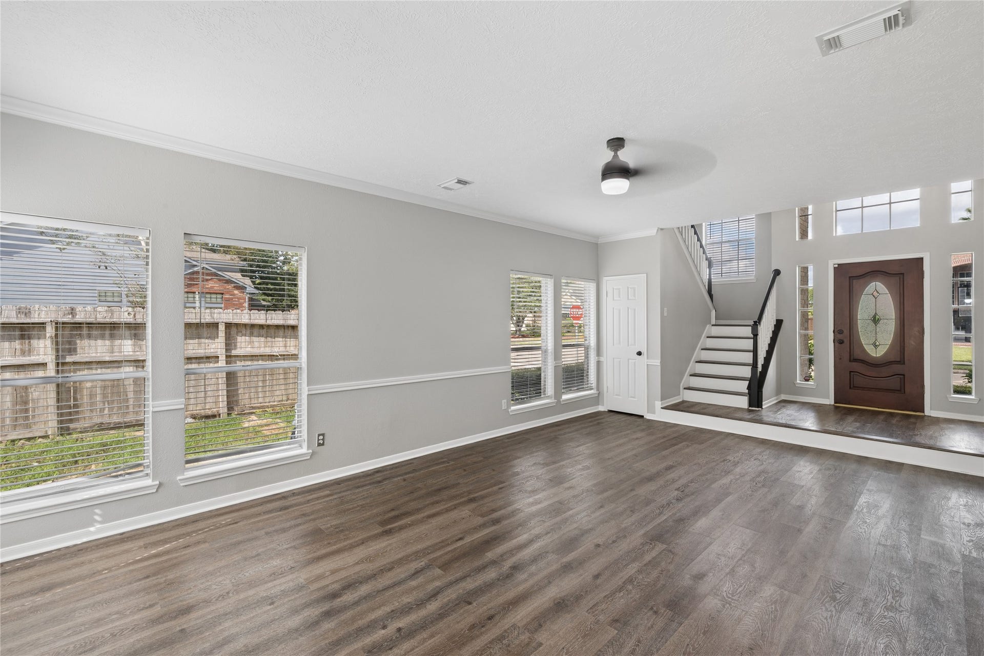 7002 Little Redwood Drive, Pasadena, TX 77505 Living Room to the Foyer