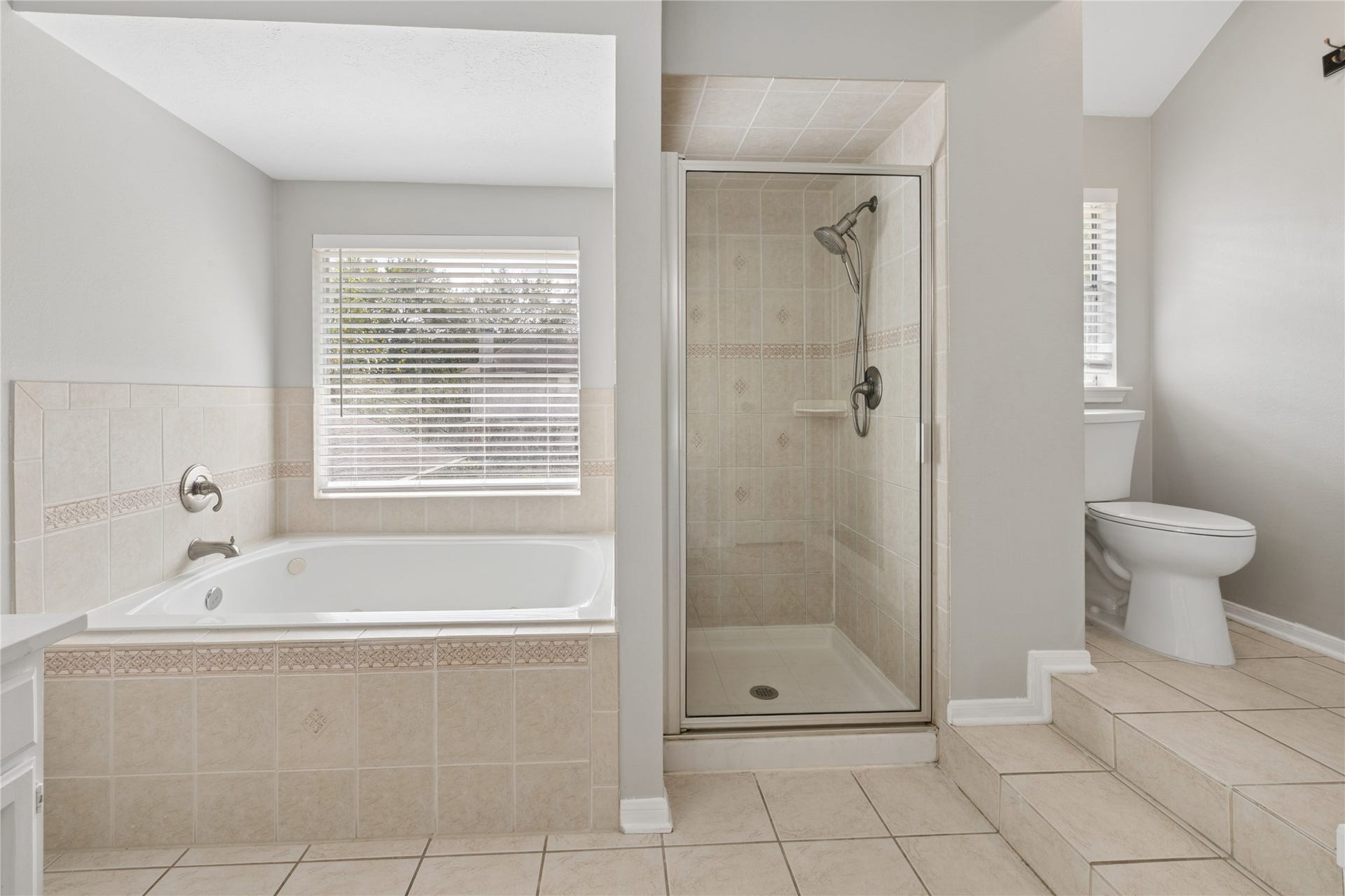 7002 Little Redwood Drive, Pasadena, TX 77505 Primary Bathroom