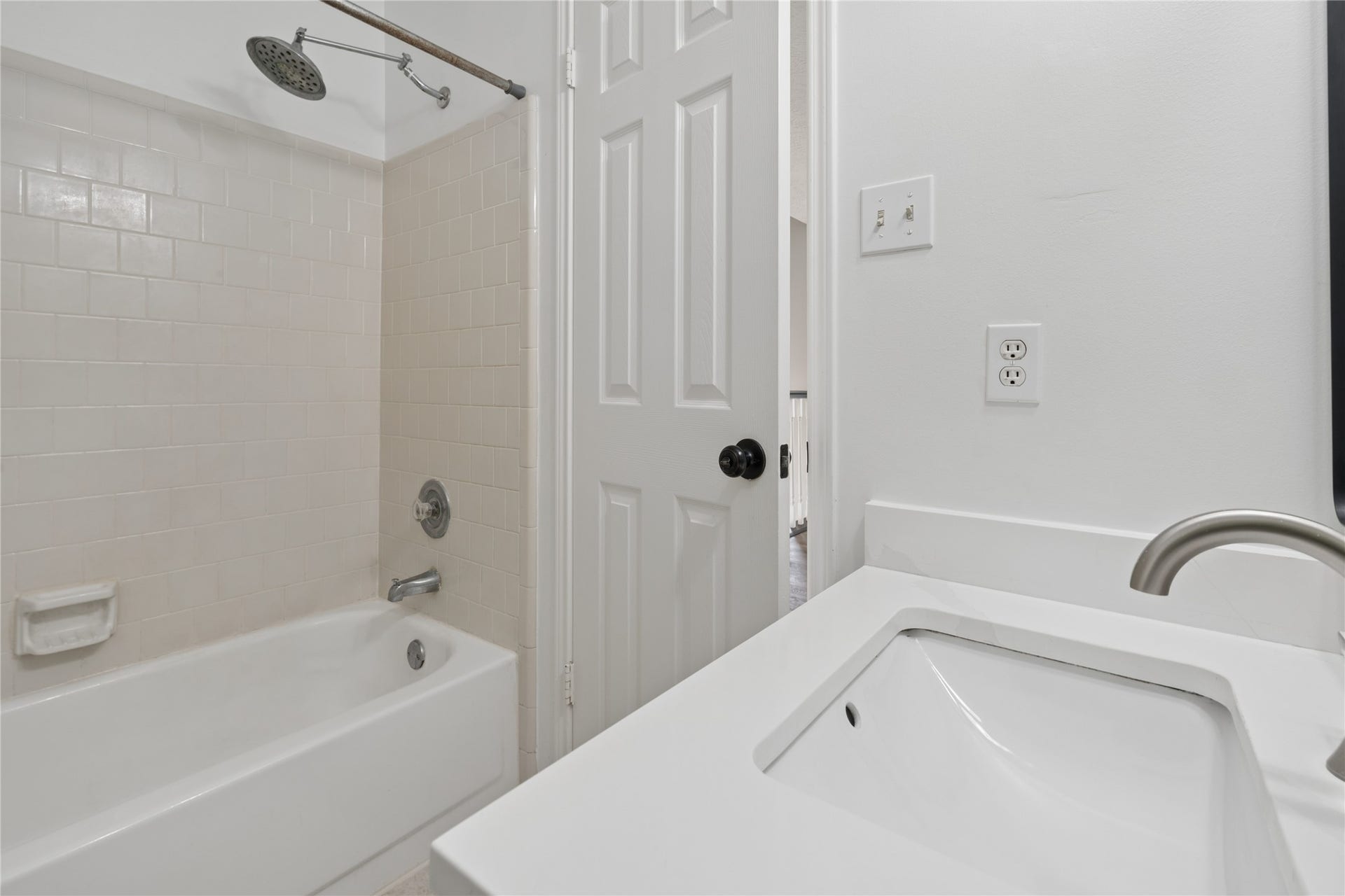 7002 Little Redwood Drive, Pasadena, TX 77505 Hallway Bathroom