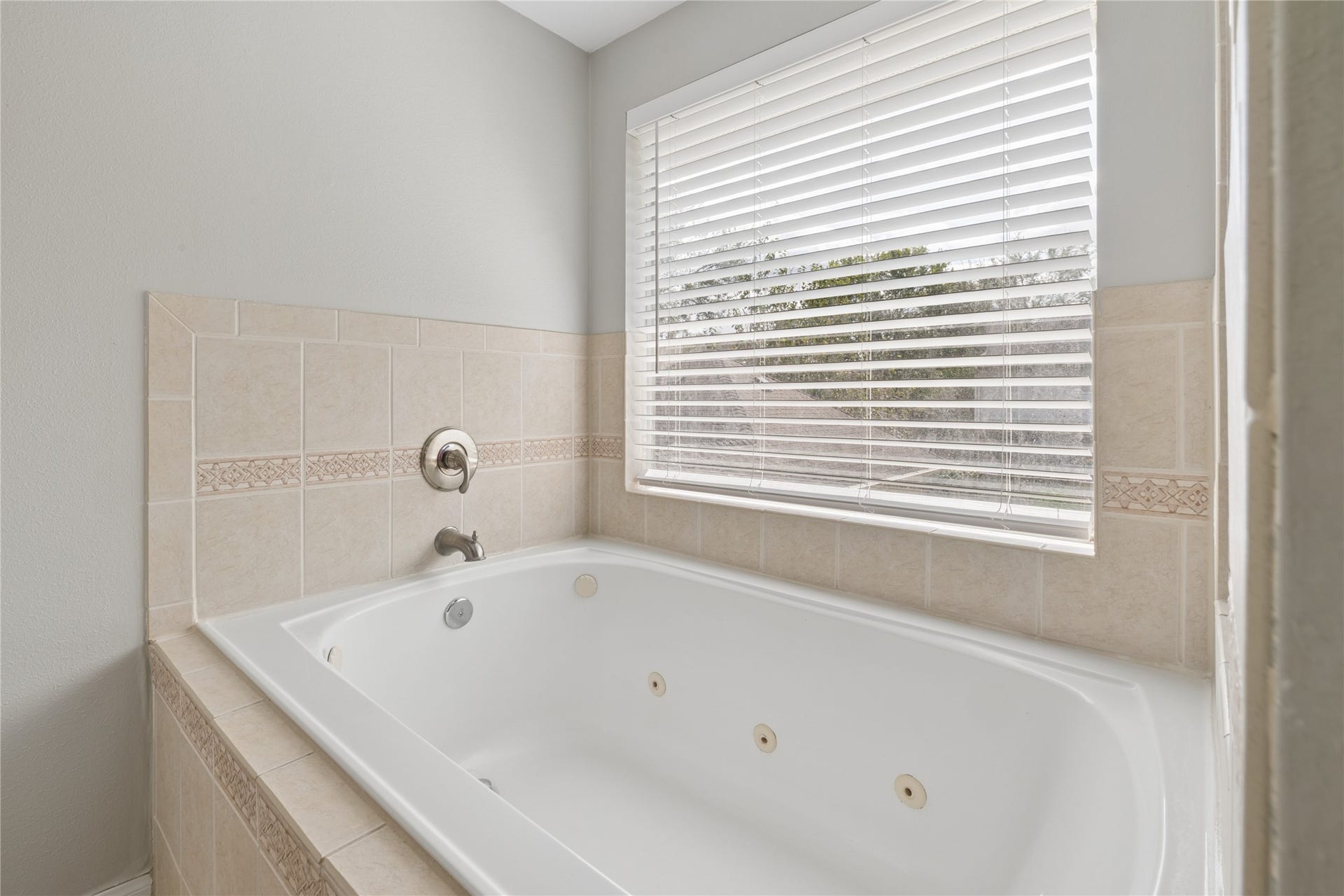 7002 Little Redwood Drive, Pasadena, TX 77505 Primary Bath Tub