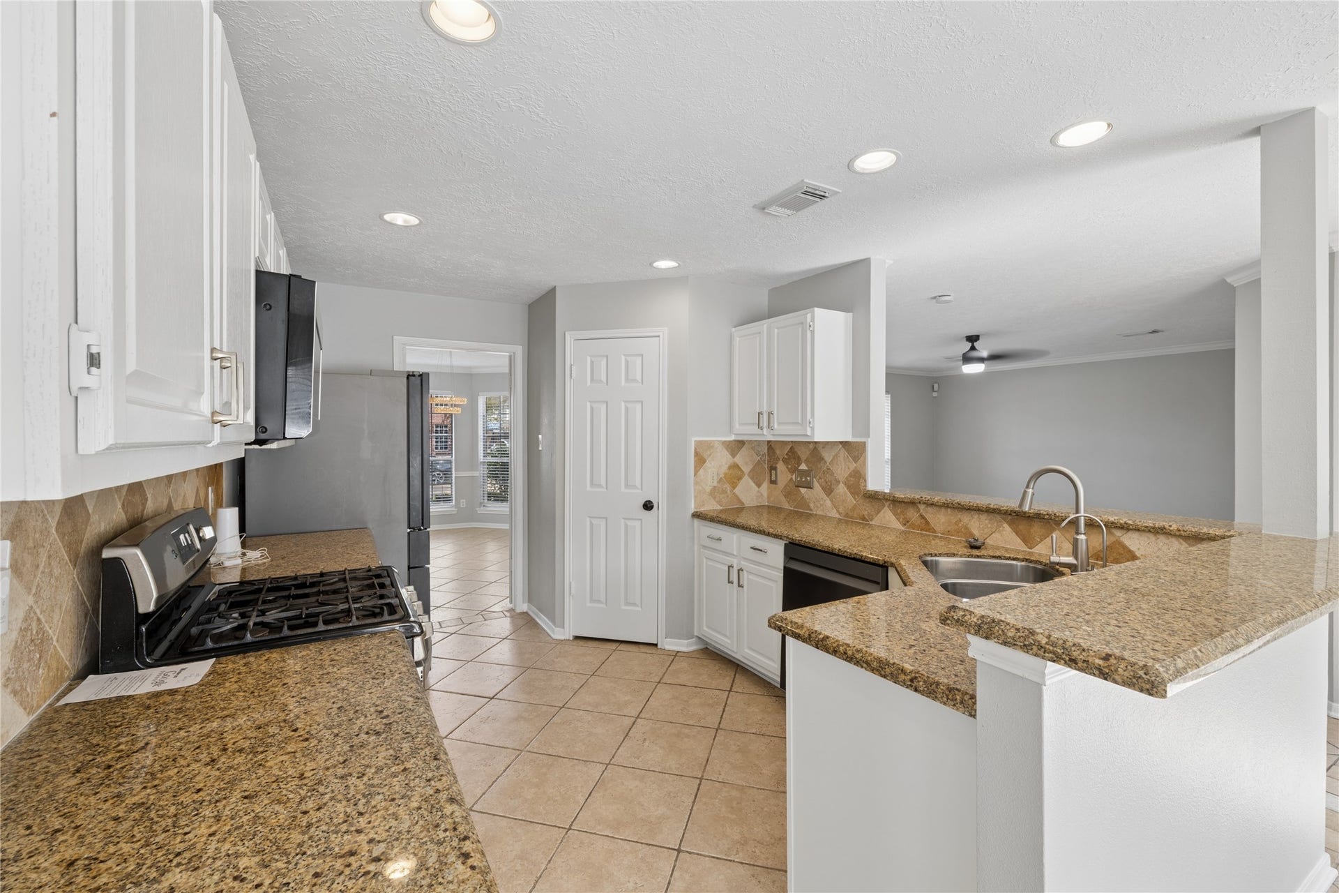 7002 Little Redwood Drive, Pasadena, TX 77505 Kitchen