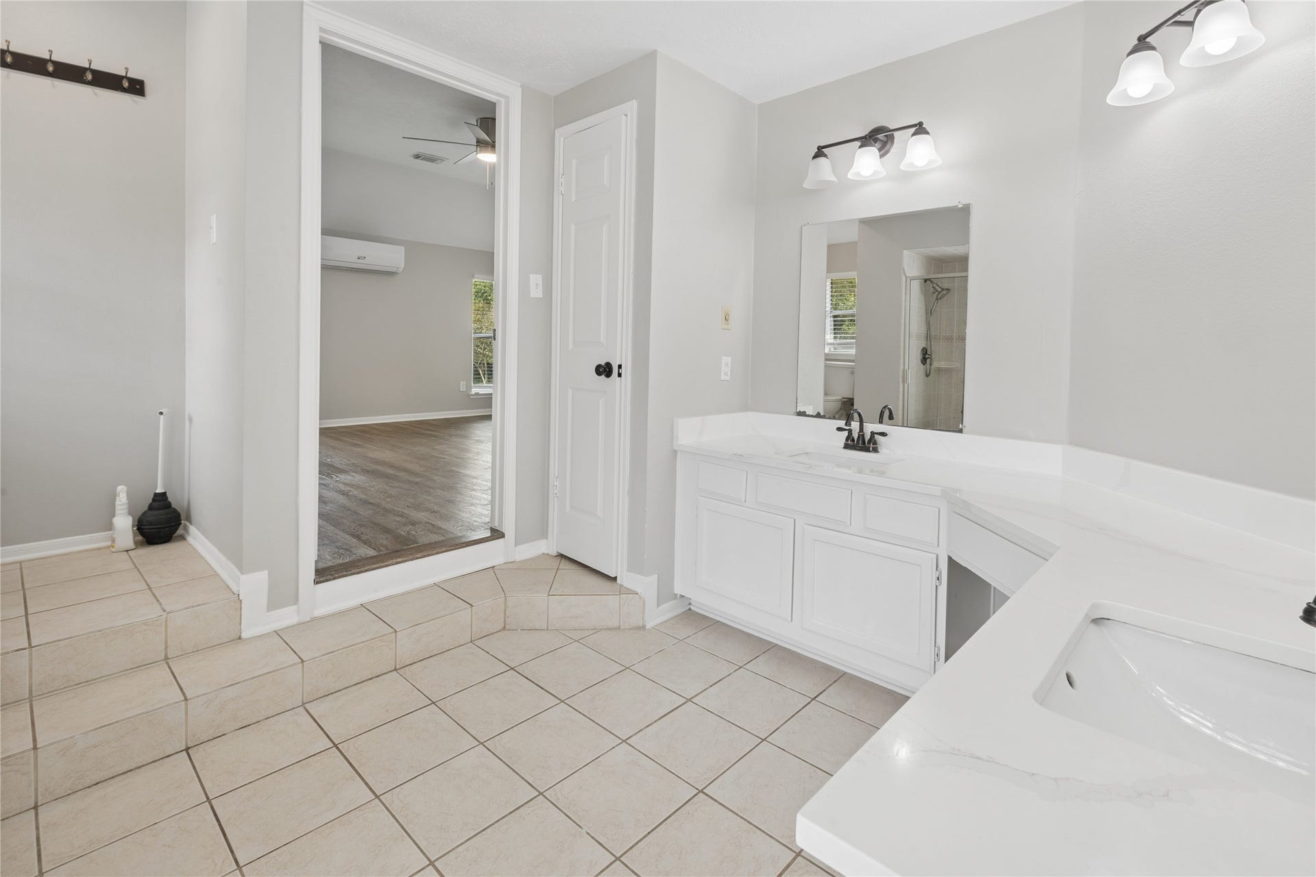 7002 Little Redwood Drive, Pasadena, TX 77505 Primary Bathroom