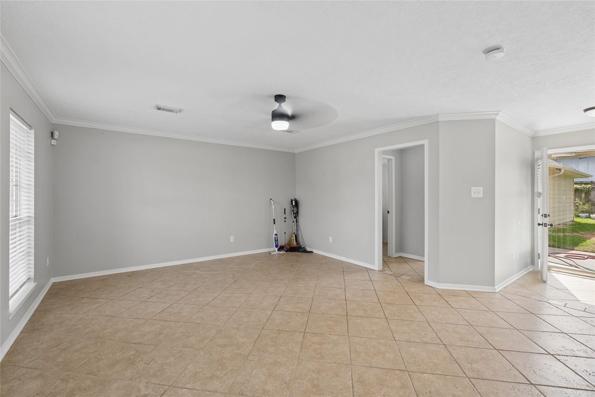 7002 Little Redwood Drive, Pasadena, TX 77505 Den next to Laundry Room & half bathroom