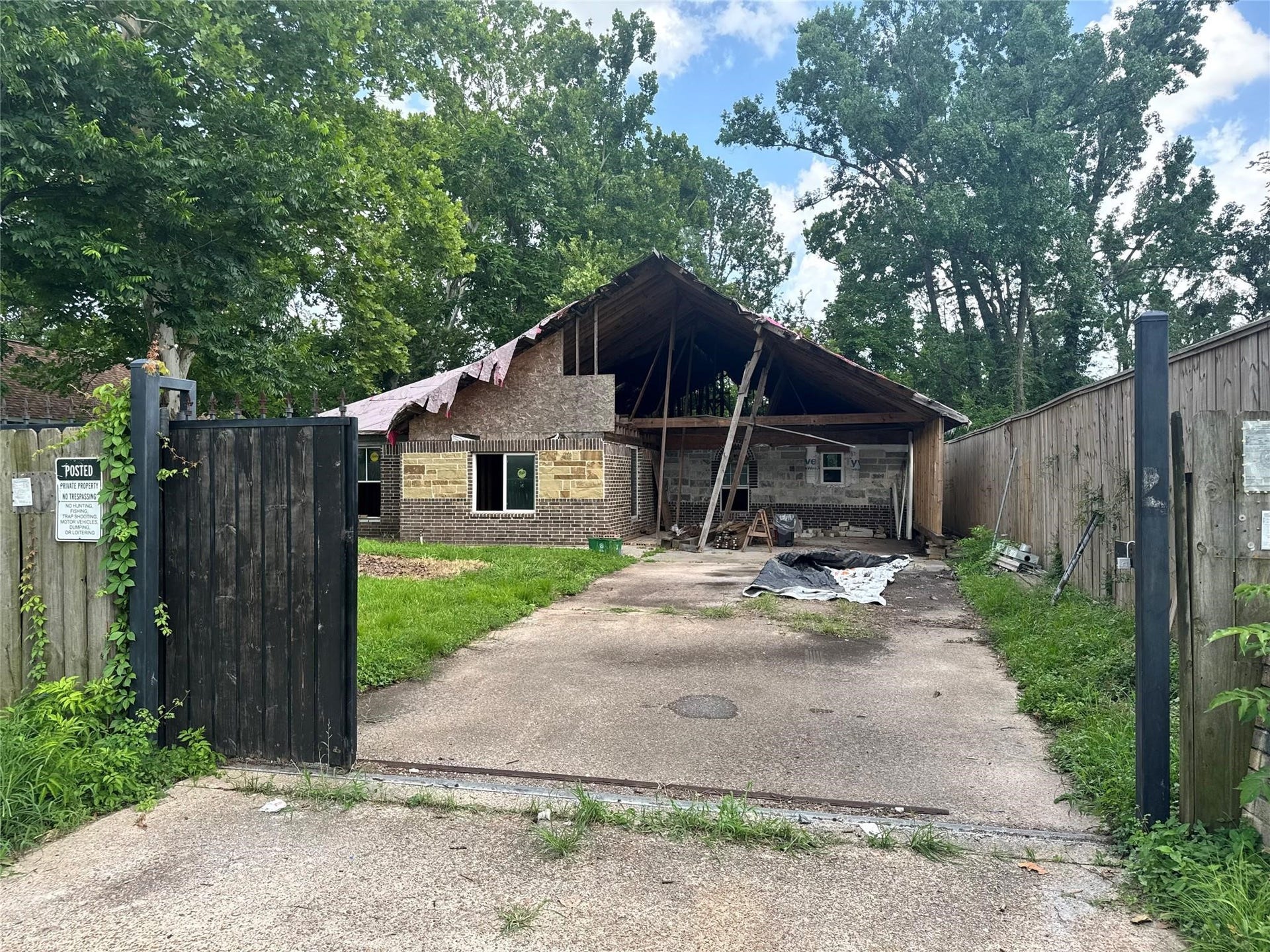 9318 Sherbourne Street, Houston, TX 77016 9318 Sherbourne Street, Houston, TX 77016
