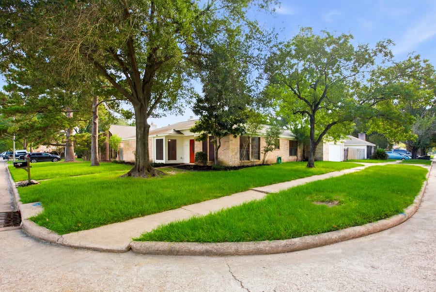 Property photo for 1902 Wingleaf Drive, Houston, TX