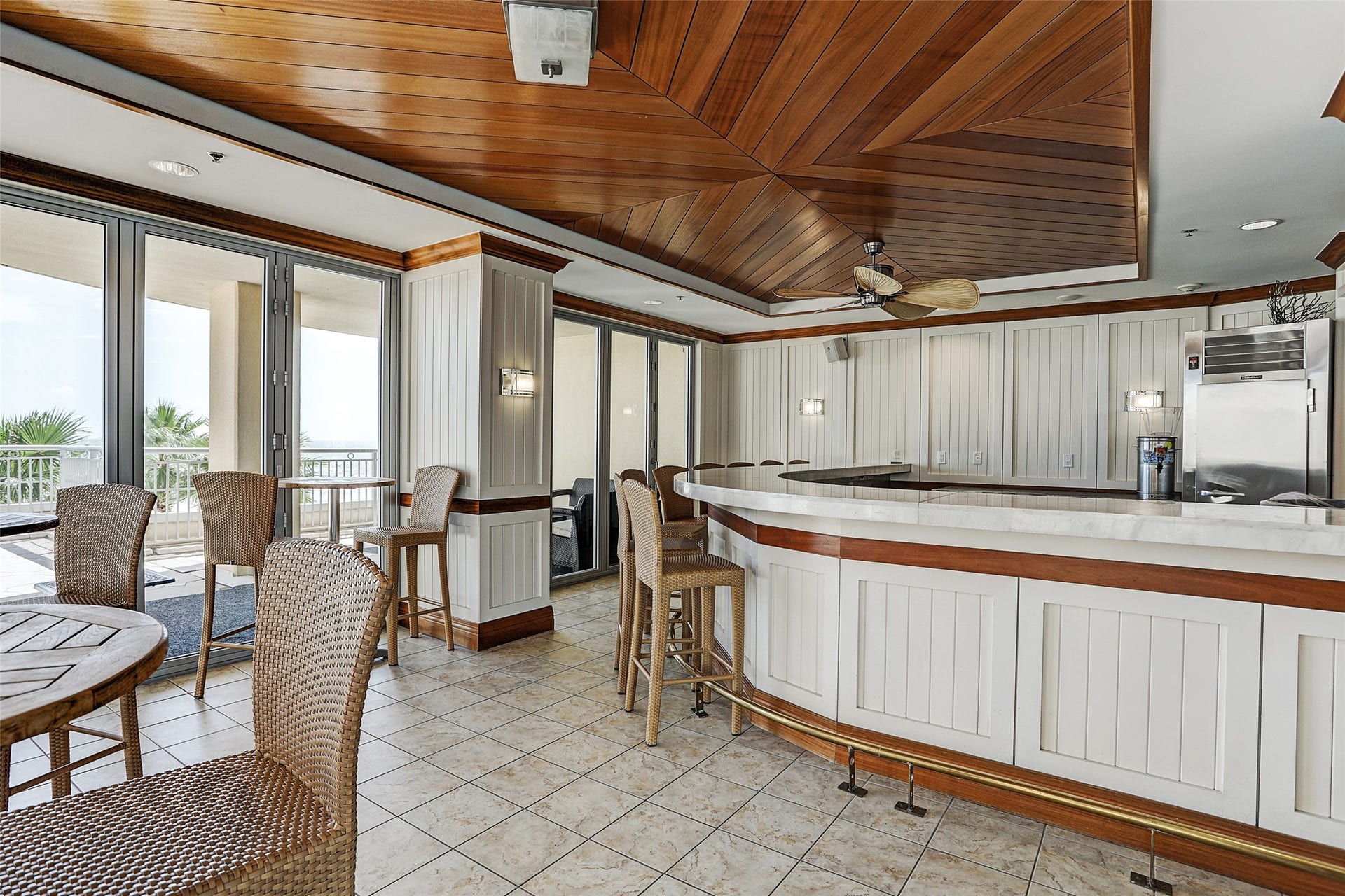801 E Beach Drive, #BC2808, Galveston, TX 77550 Palisade Palms Lanai Bar overlooks the pool deck and Gulf, with indoor and outdoor seating for relaxing or gathering with friends.