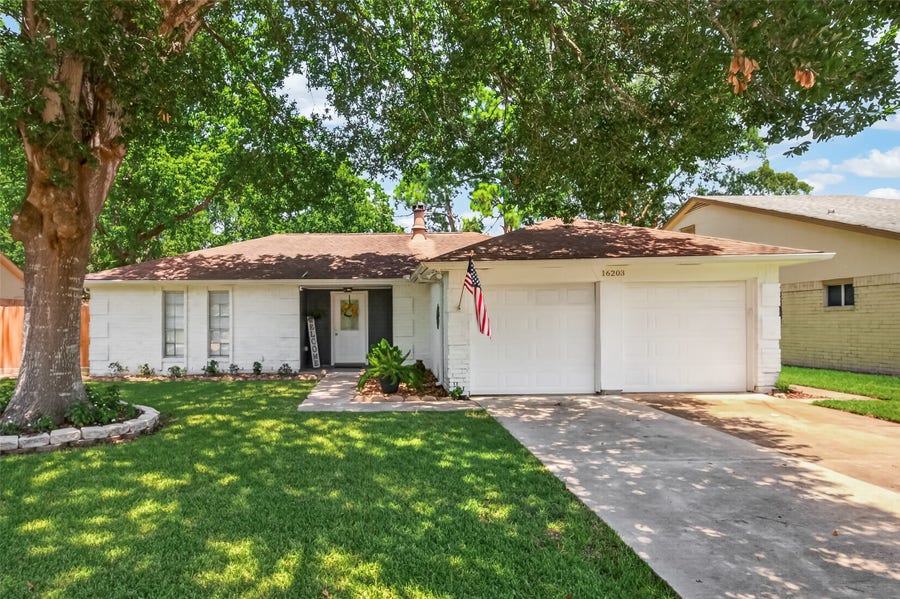 Property photo for 16203 Forest Bend Avenue, Friendswood, TX
