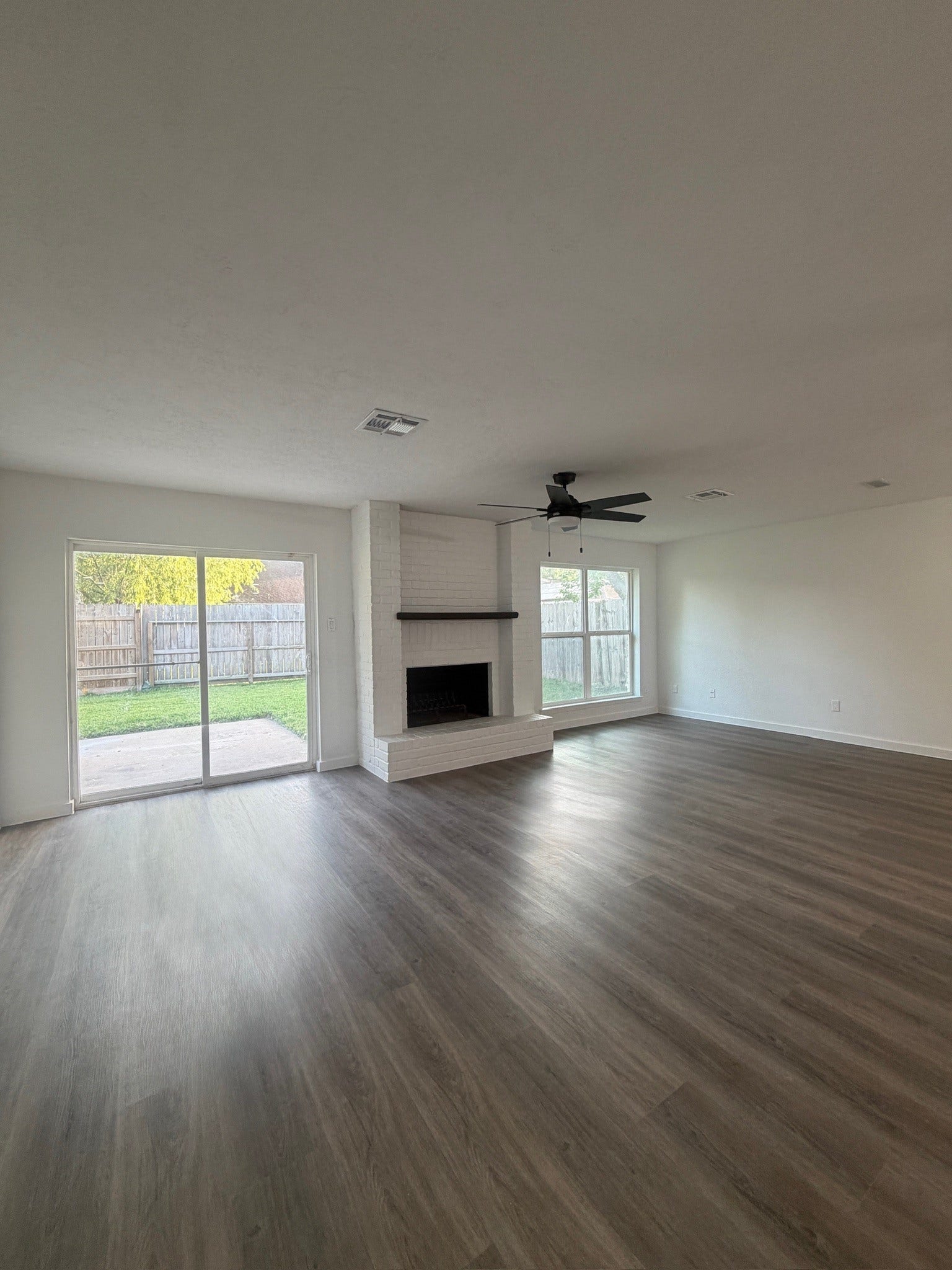5935 Caruso Forest Drive, Houston, TX 77088 Large Living Room