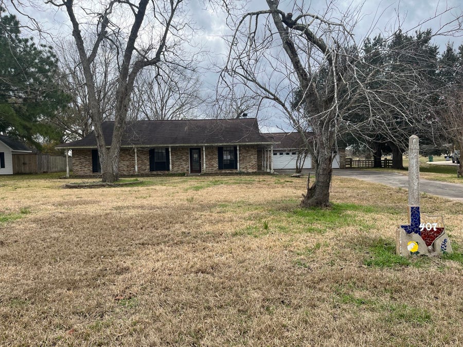 Property photo for 407 Branding Iron Circle, Angleton, TX