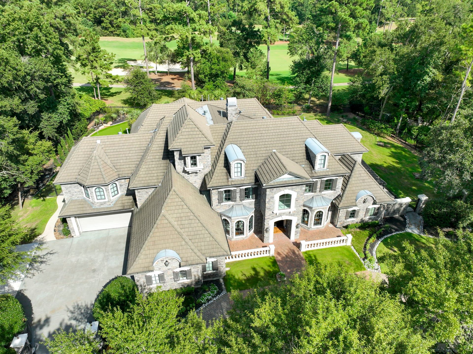 Showcasing a comprehensive, professionally designed renovation, 26 Damask Rose is in a class of its own. (Exterior stone is currently undergoing a transformation - updating with Venetian Glaze - Stay Tuned!)