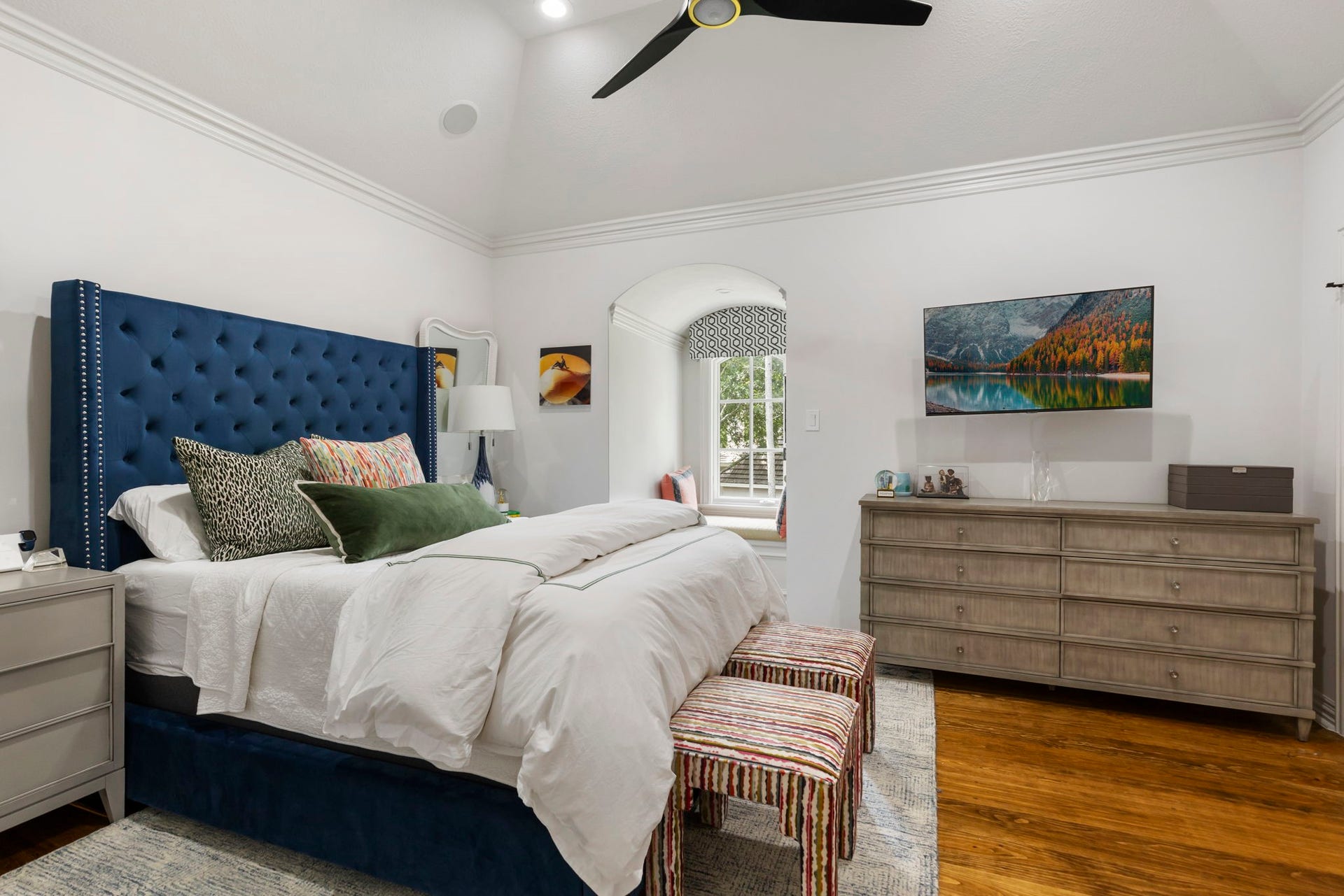Bedrooms also highlights built-in speakers, oversized walk-in closets and modern baths with every comfort.