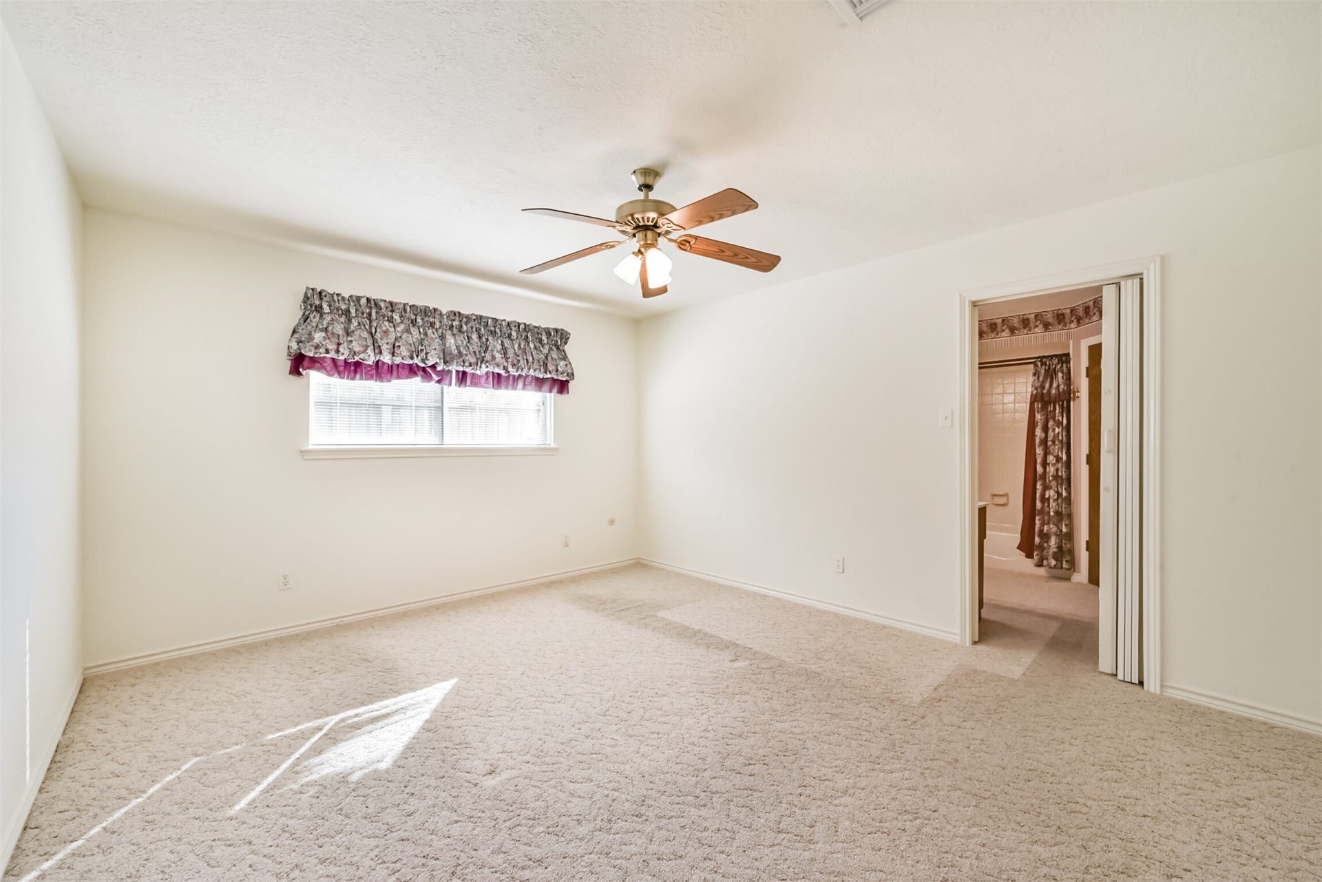 601 Kimswick C Court, Deer Park, TX 77536 Imagine the possibilities! This spacious primary bedroom is a blank canvas ready for your personal touch. With new flooring and a fresh, modern update, you can transform this space into the private retreat youve always envisioned. Bring your ideas and creativity to make it your own!