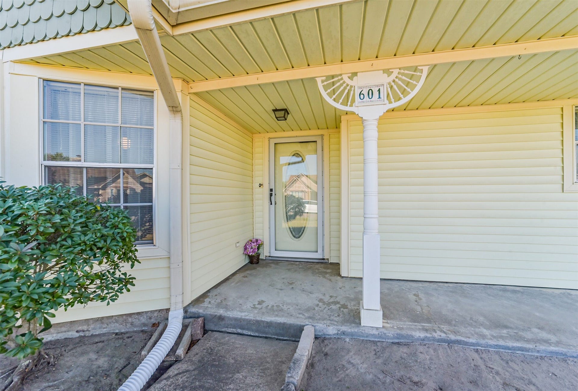 601 Kimswick C Court, Deer Park, TX 77536 This is the front door entrance. A full glass storm door gives you the flexibility to open the door and let the sunshine in.