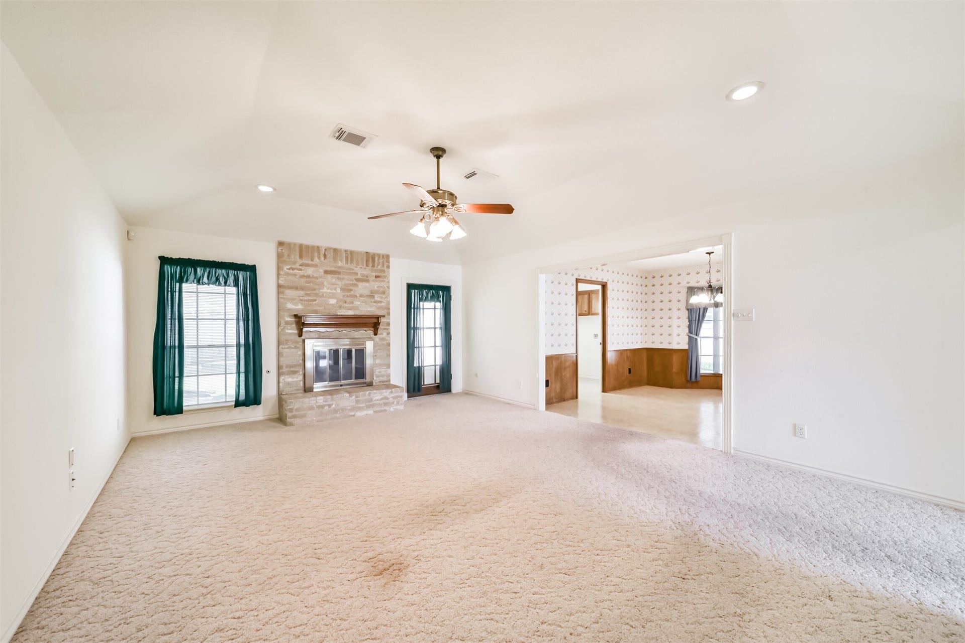 601 Kimswick C Court, Deer Park, TX 77536 Imagine the possibilities in this spacious family room! Ready for new flooring and your personal touch, this inviting space offers a blank canvas to create the gathering place youve always envisioned. Bring your ideas and creativity to transform this room into a comfortable, stylish space perfectly suited to your lifestyle and needs.