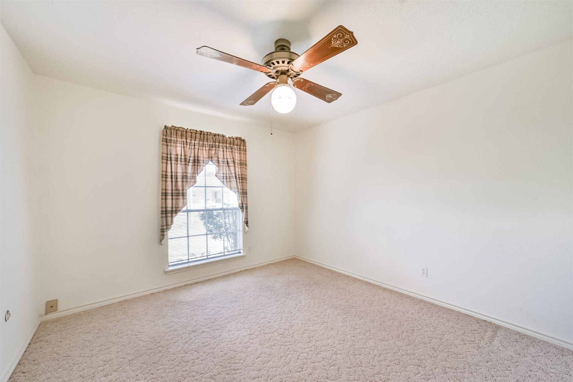 601 Kimswick C Court, Deer Park, TX 77536 Bedroom #3 is ready for your personal touch and creativity.