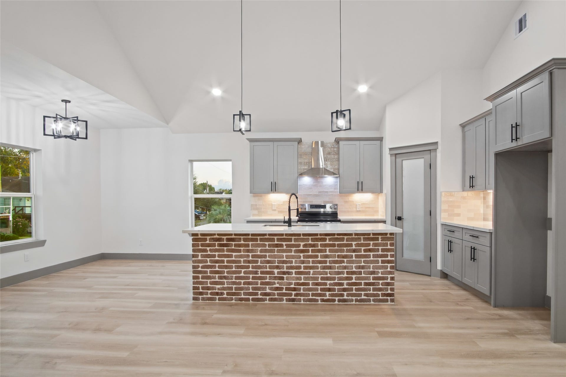 406 West Drive, Kemah, TX 77565