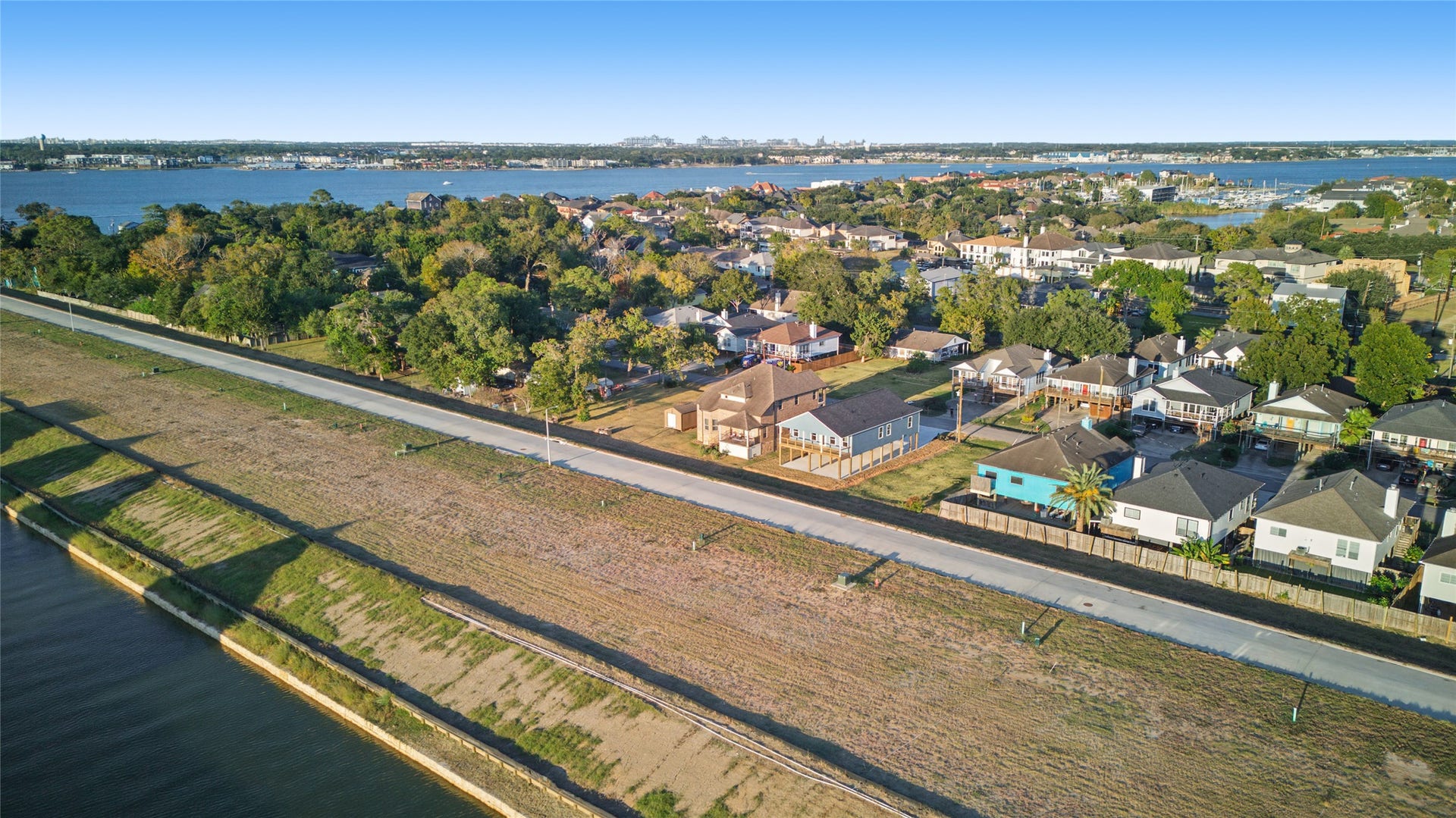 406 West Drive, Kemah, TX 77565