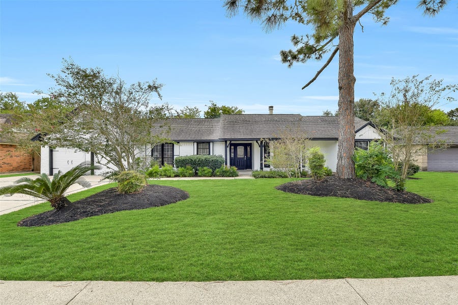 Property photo for 807 Sandringham Drive, Friendswood, TX