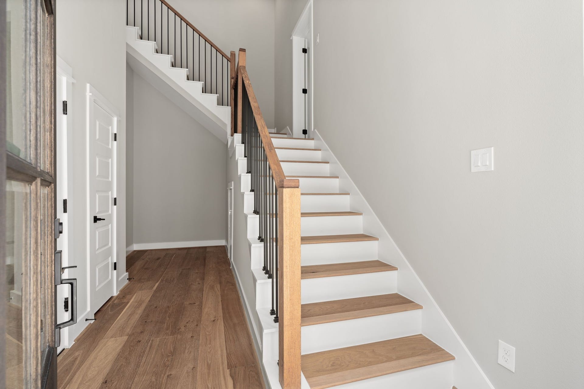 1175 W 19th Street, Houston, TX 77008 Upon entry, you're greeted by a beautiful entry on first level with spacious garage and convenient storage space.