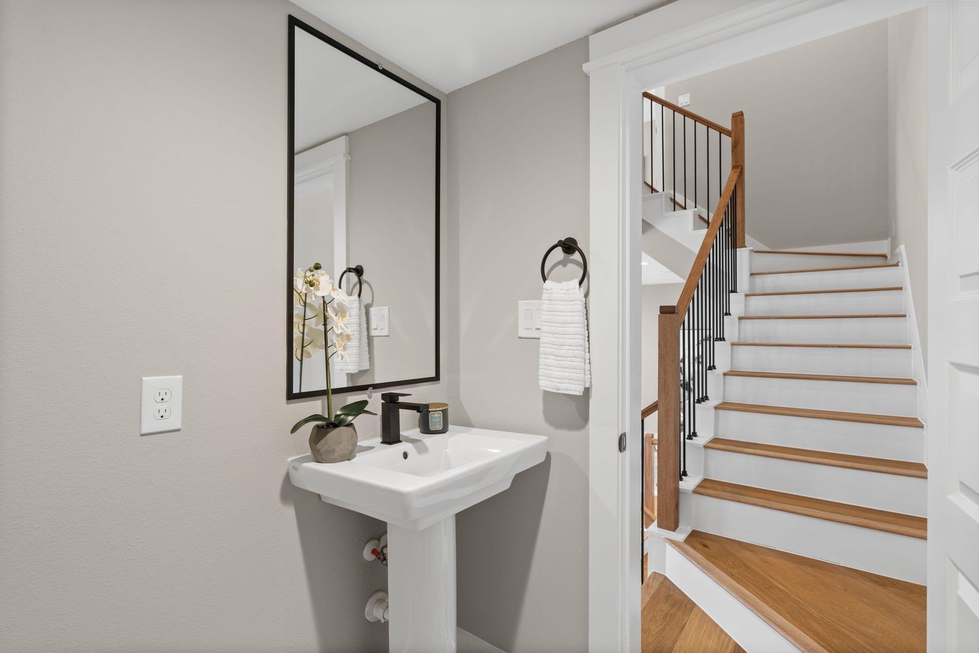 1175 W 19th Street, Houston, TX 77008 Half bathroom for your guests and convenience.