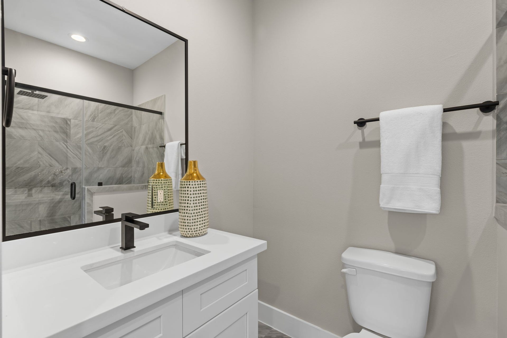 1175 W 19th Street, Houston, TX 77008 En-suite bathroom 2nd level